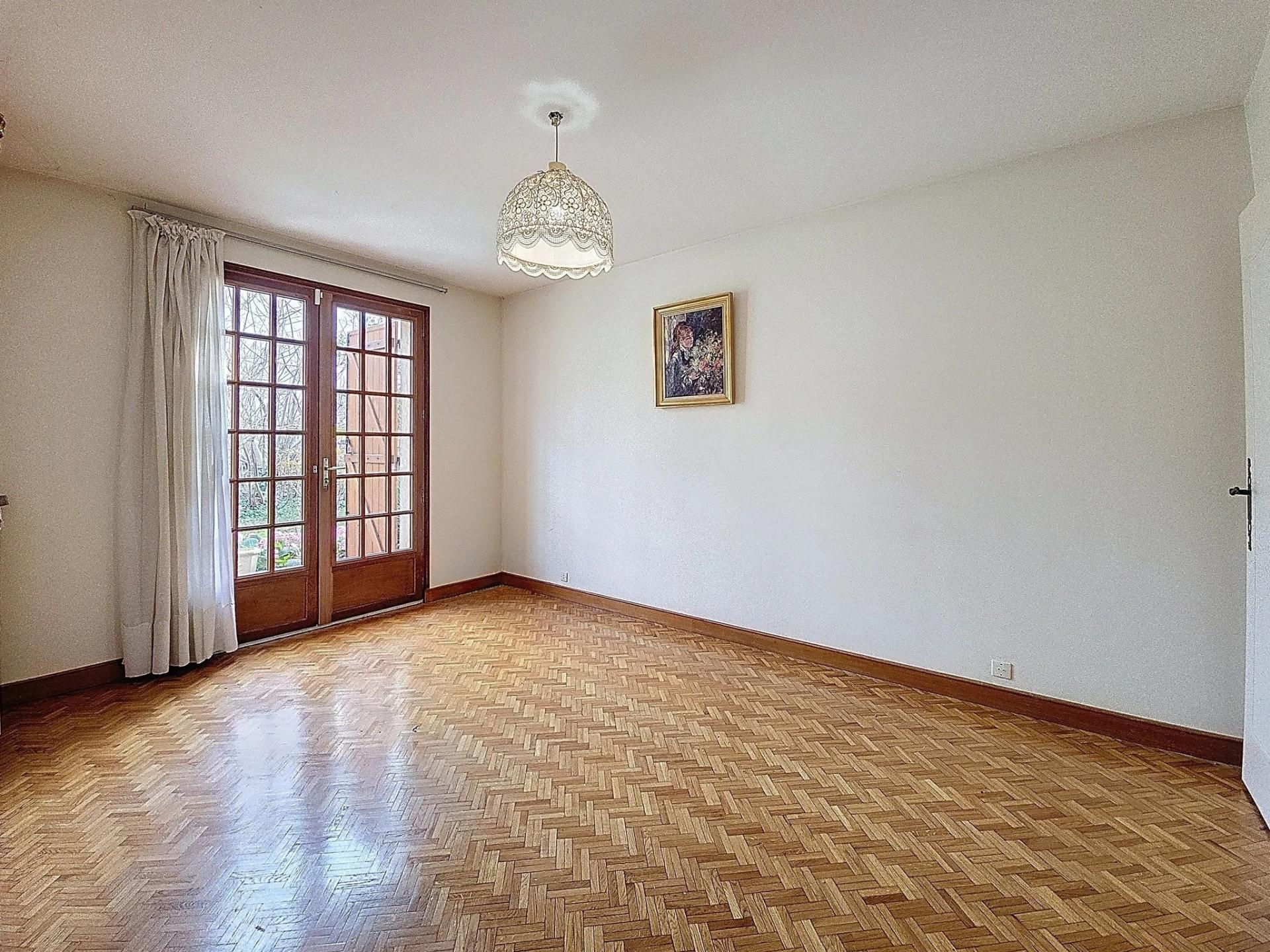 Photo 4 of the listing.