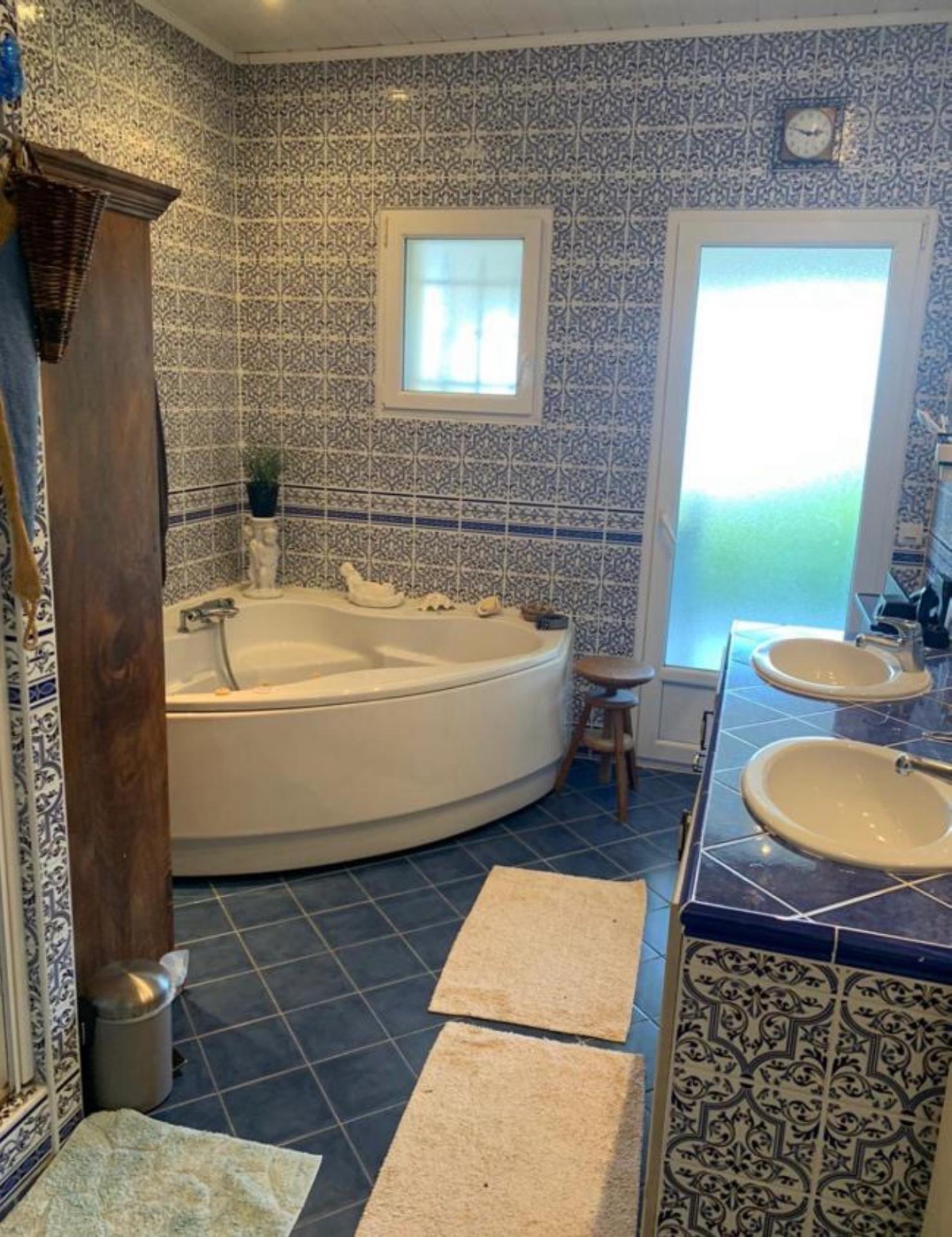 Photo 5 of the listing.