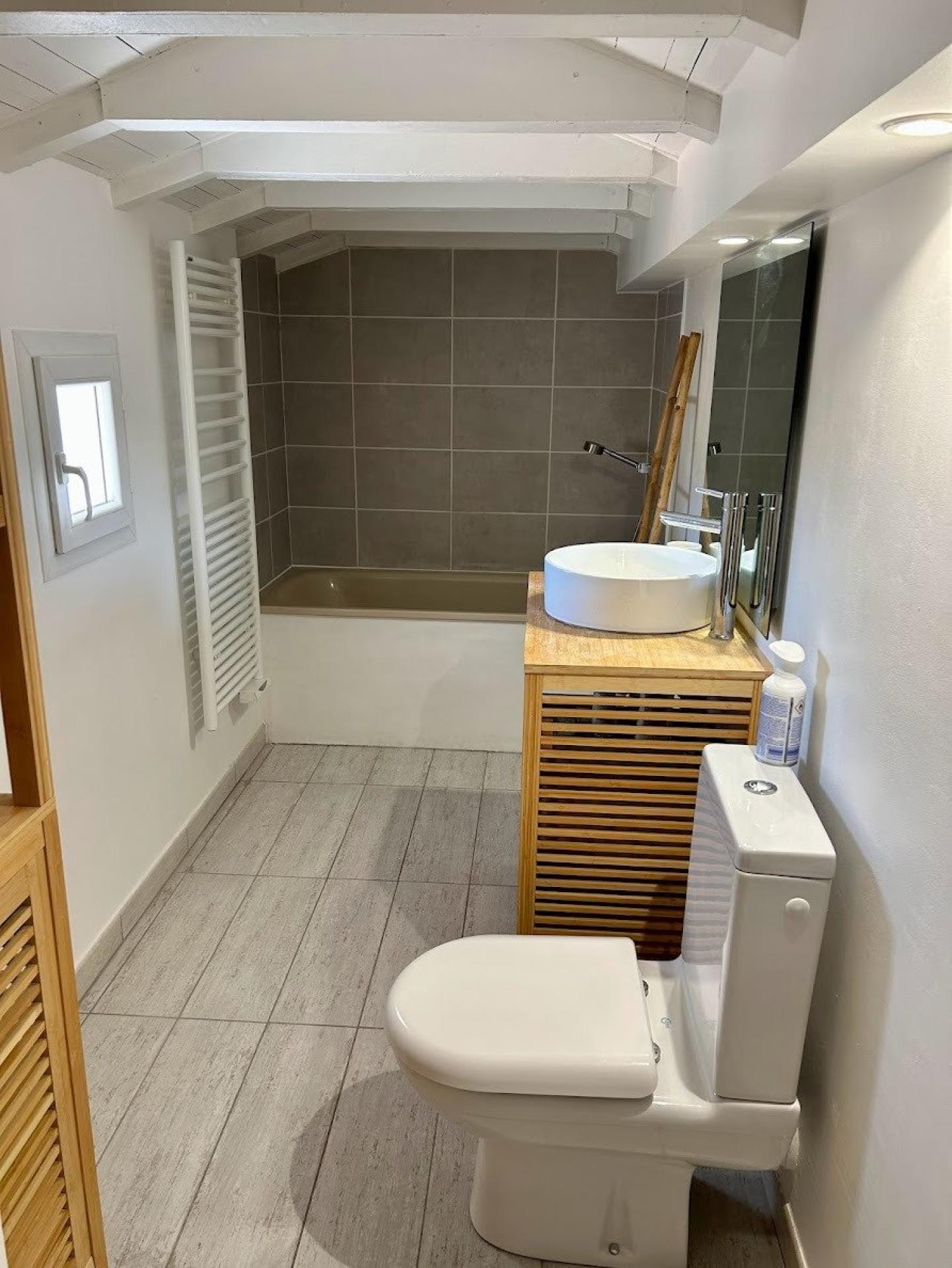 Photo 11 of the listing.