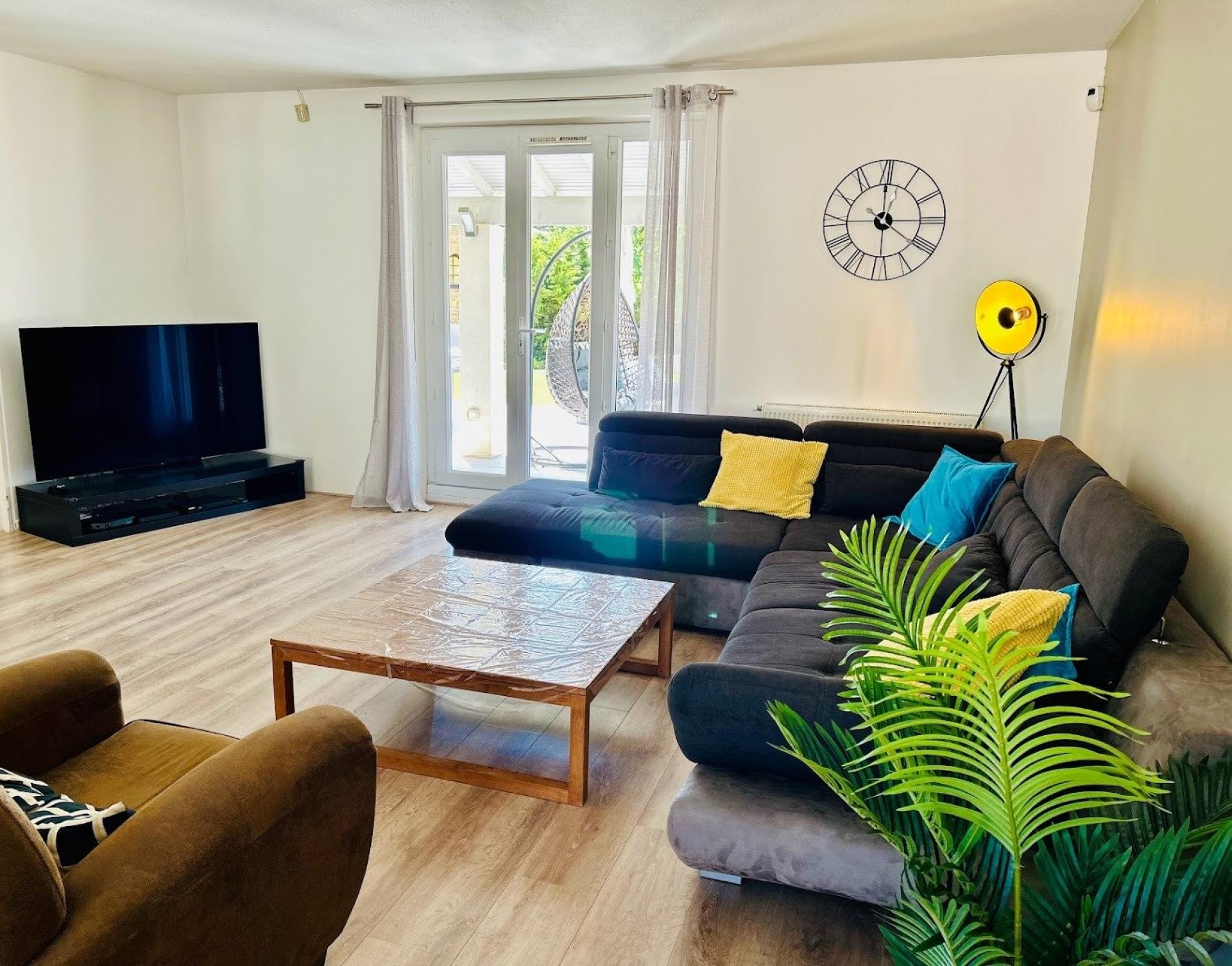 Photo 5 of the listing.