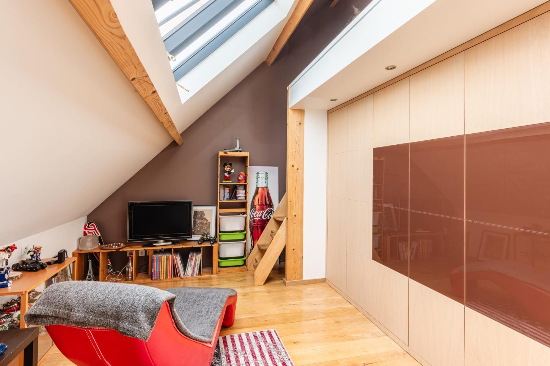 Photo 9 of the listing.