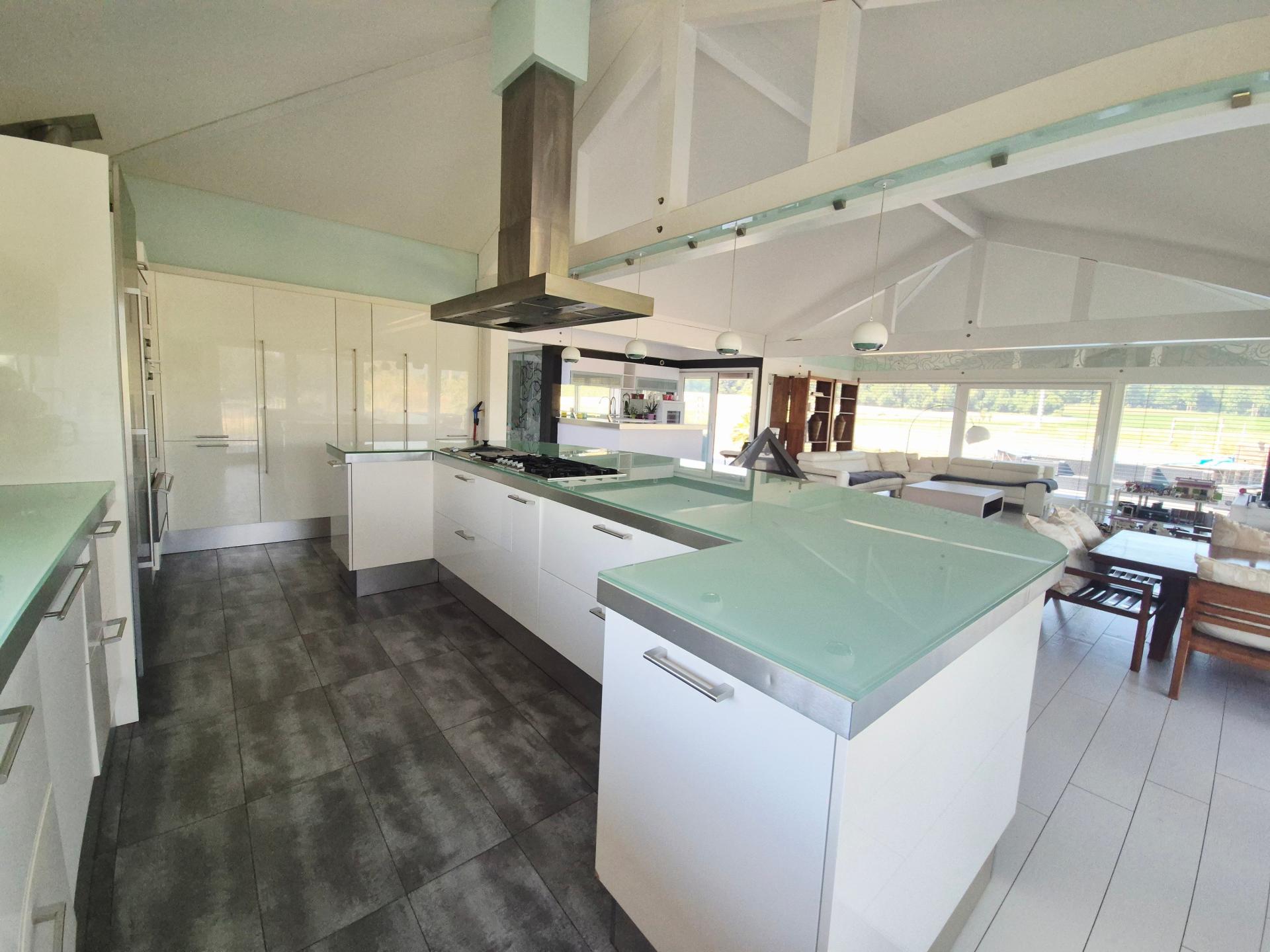 Photo 6 of the listing.