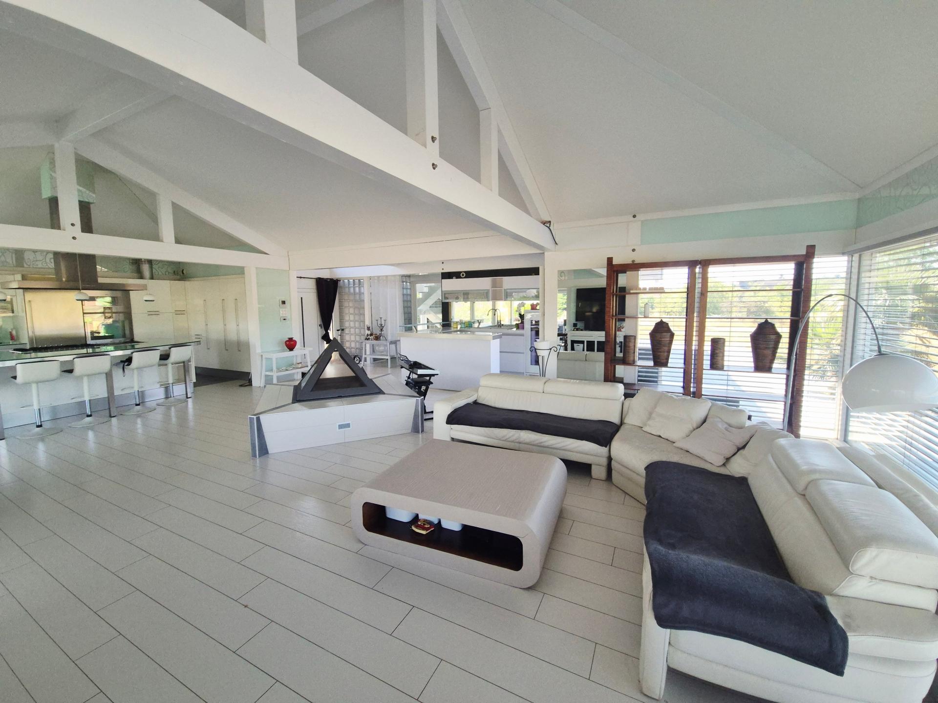 Photo 2 of the listing.