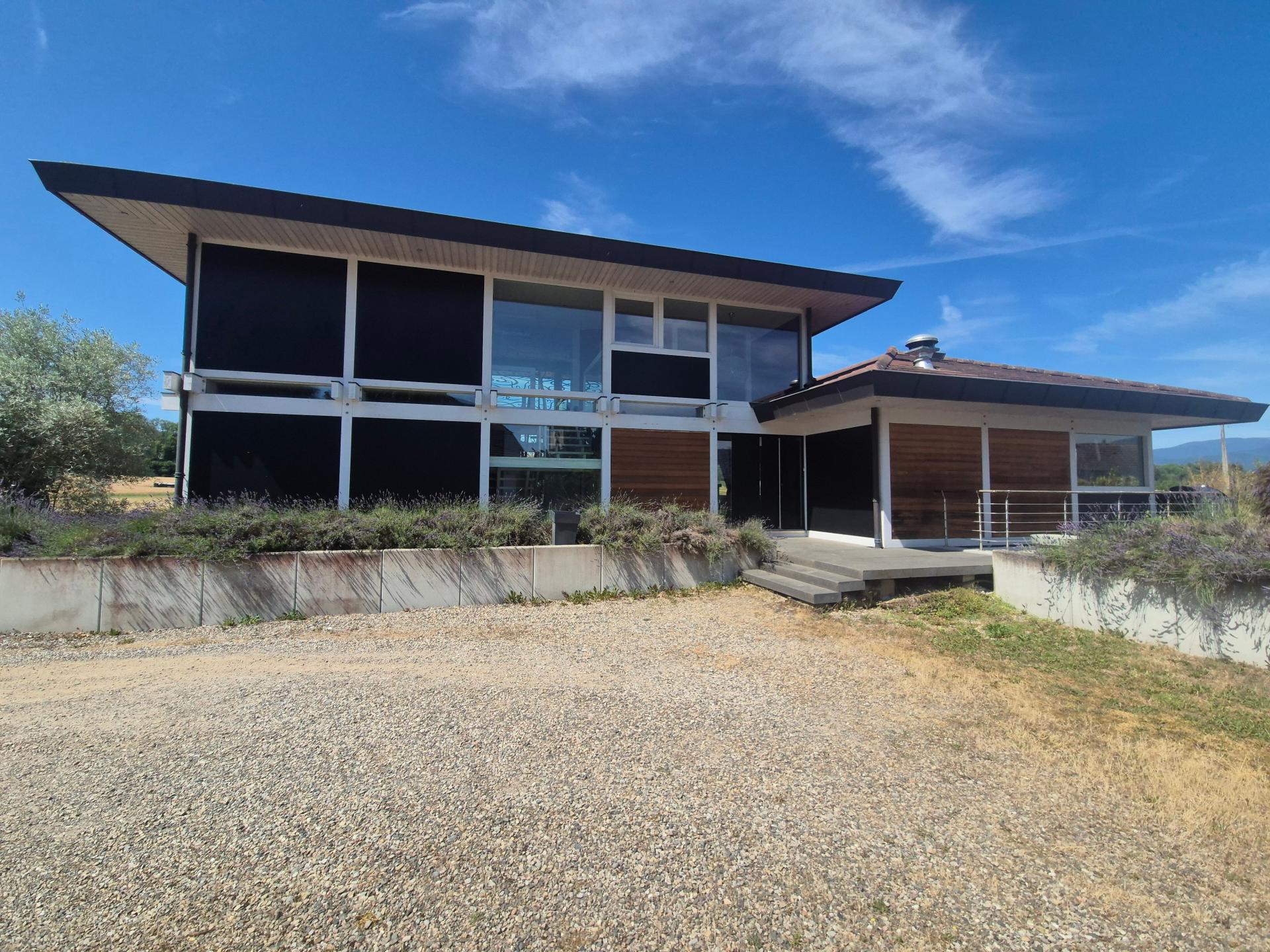 Photo 3 of the listing.