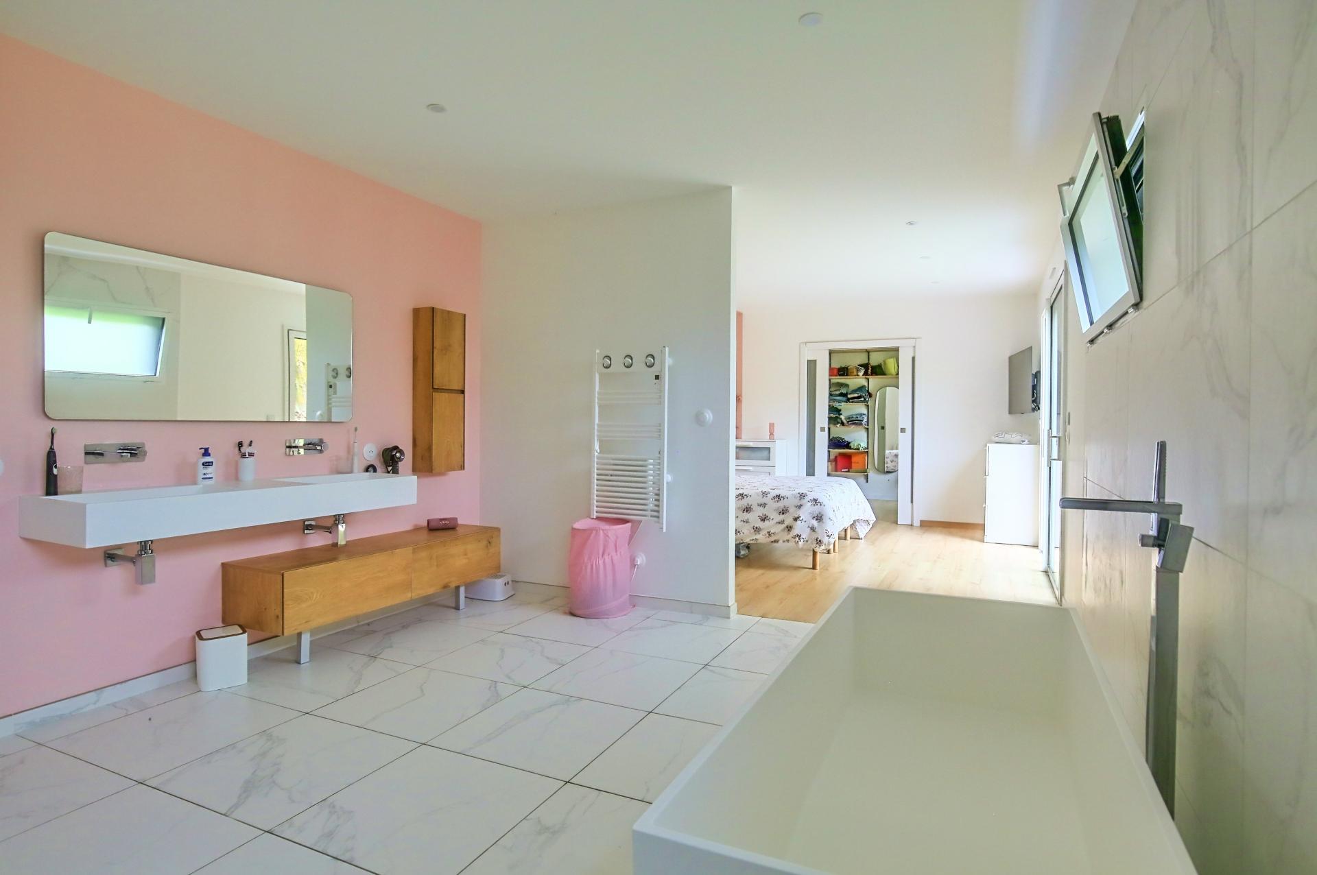 Photo 7 of the listing.