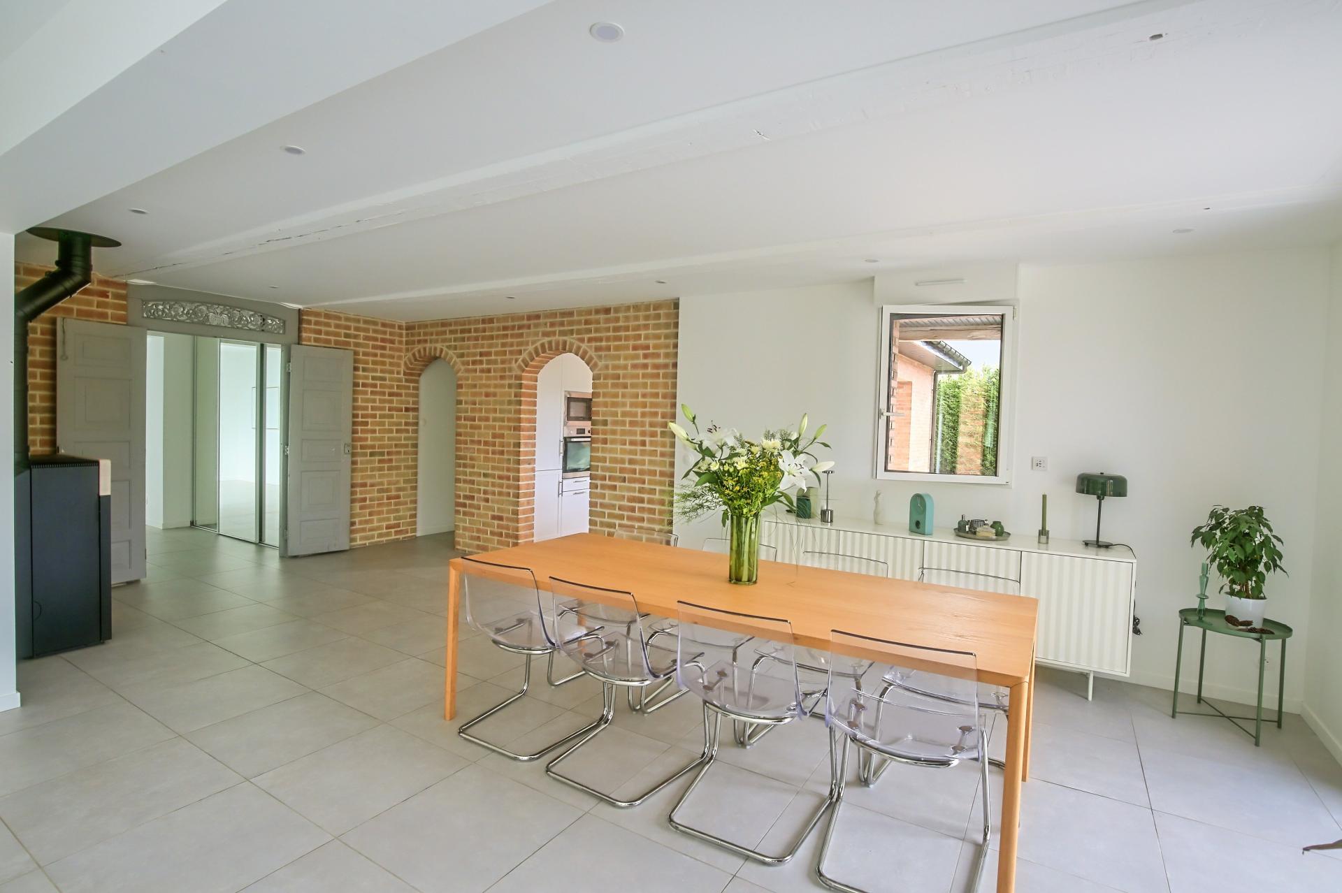 Photo 2 of the listing.