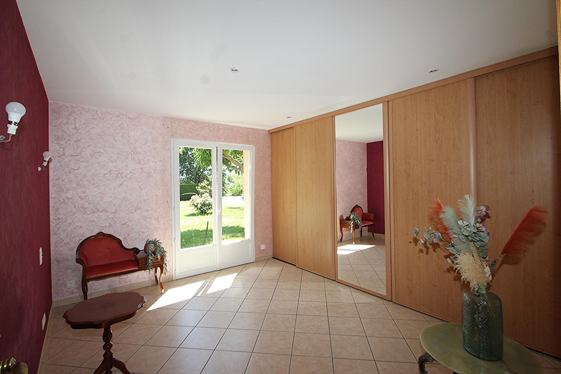 Photo 7 of the listing.