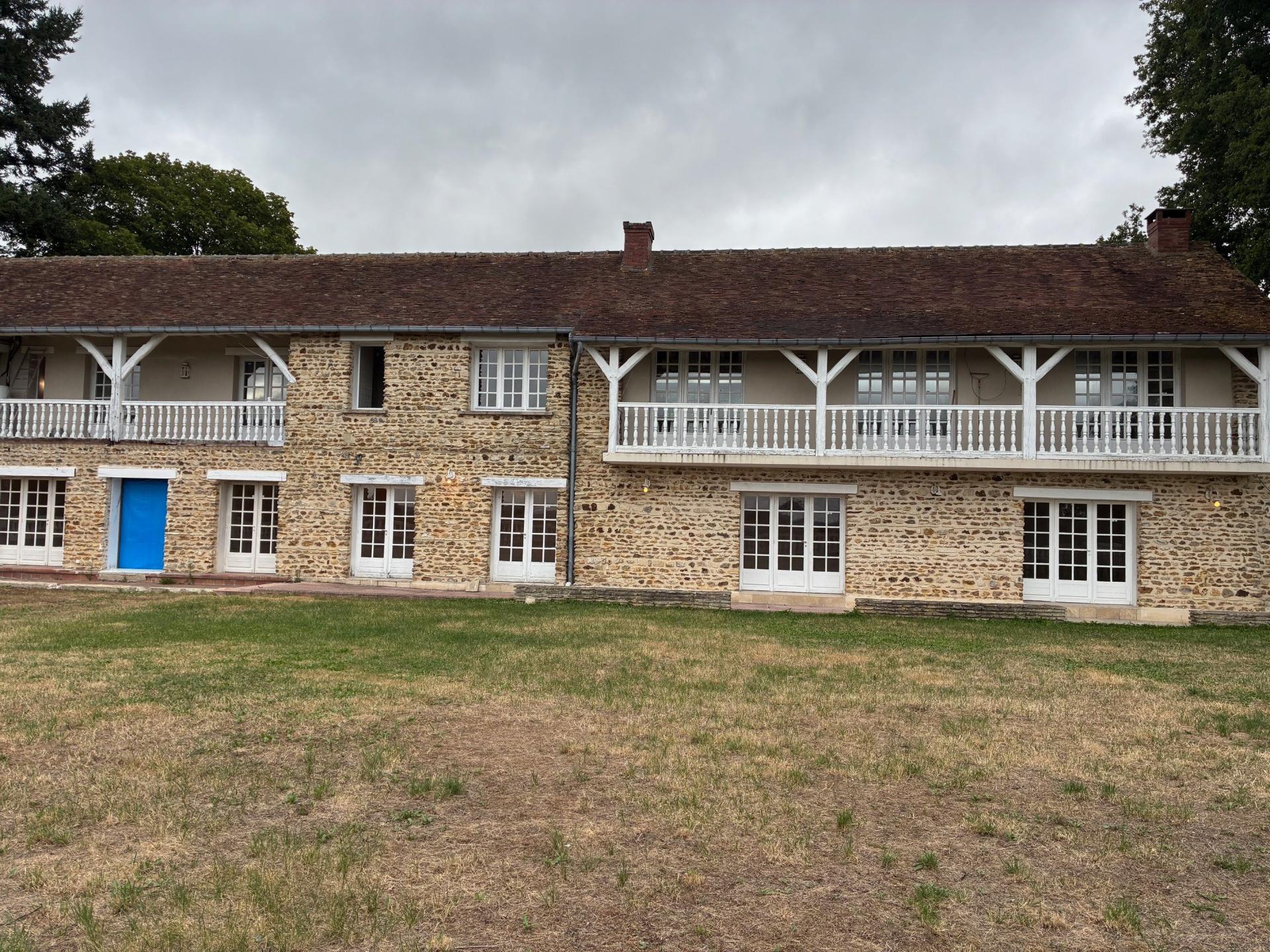 Photo 2 of the listing.