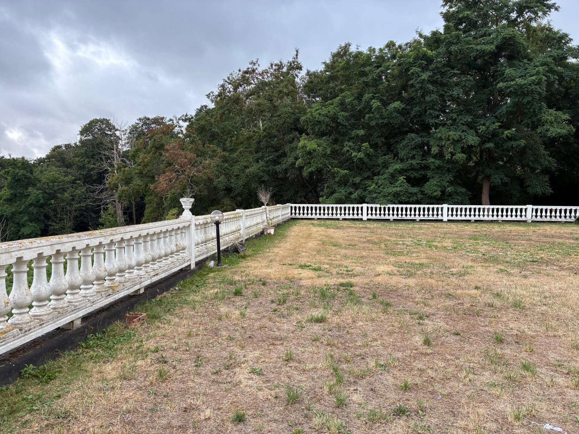 Photo 10 of the listing.