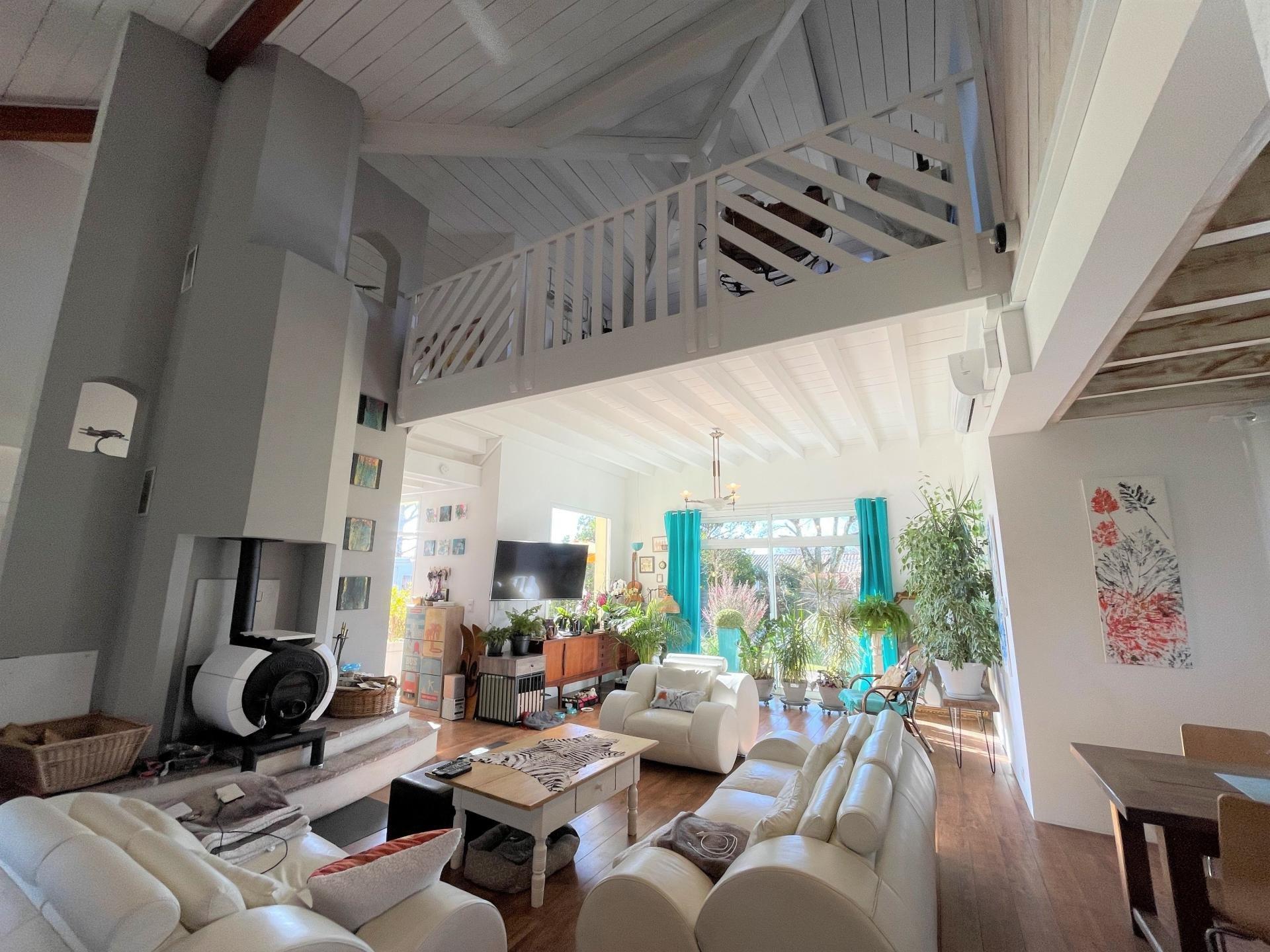 Photo 2 of the listing.