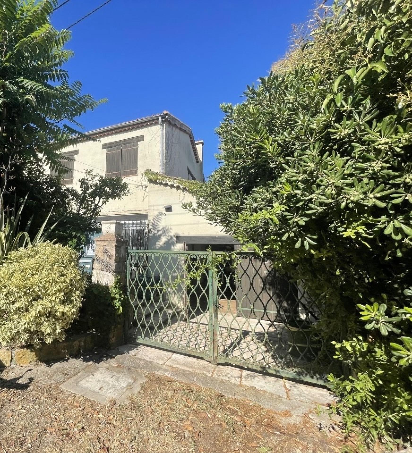 Photo 2 of the listing.