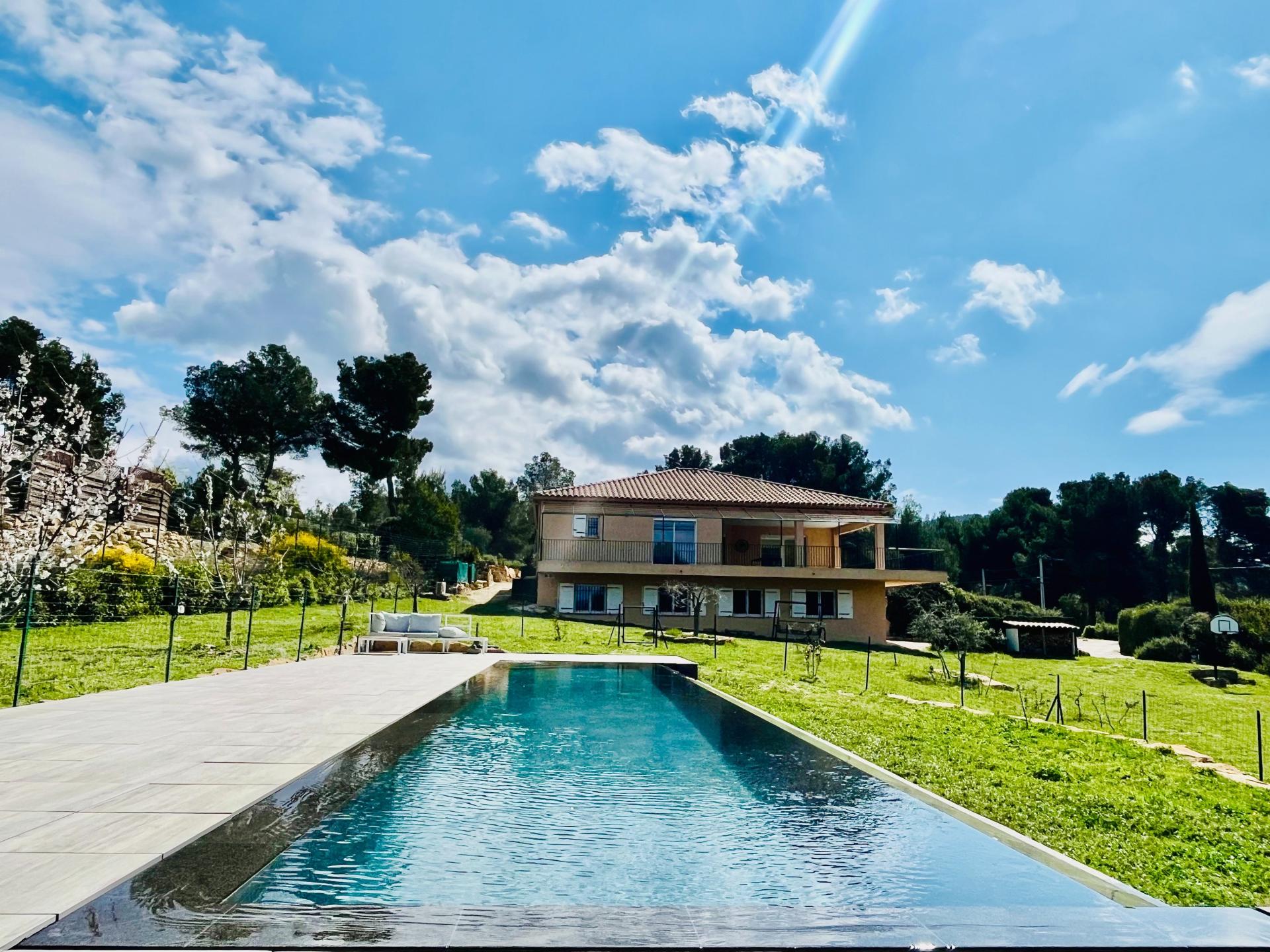 Photo 2 of the listing.