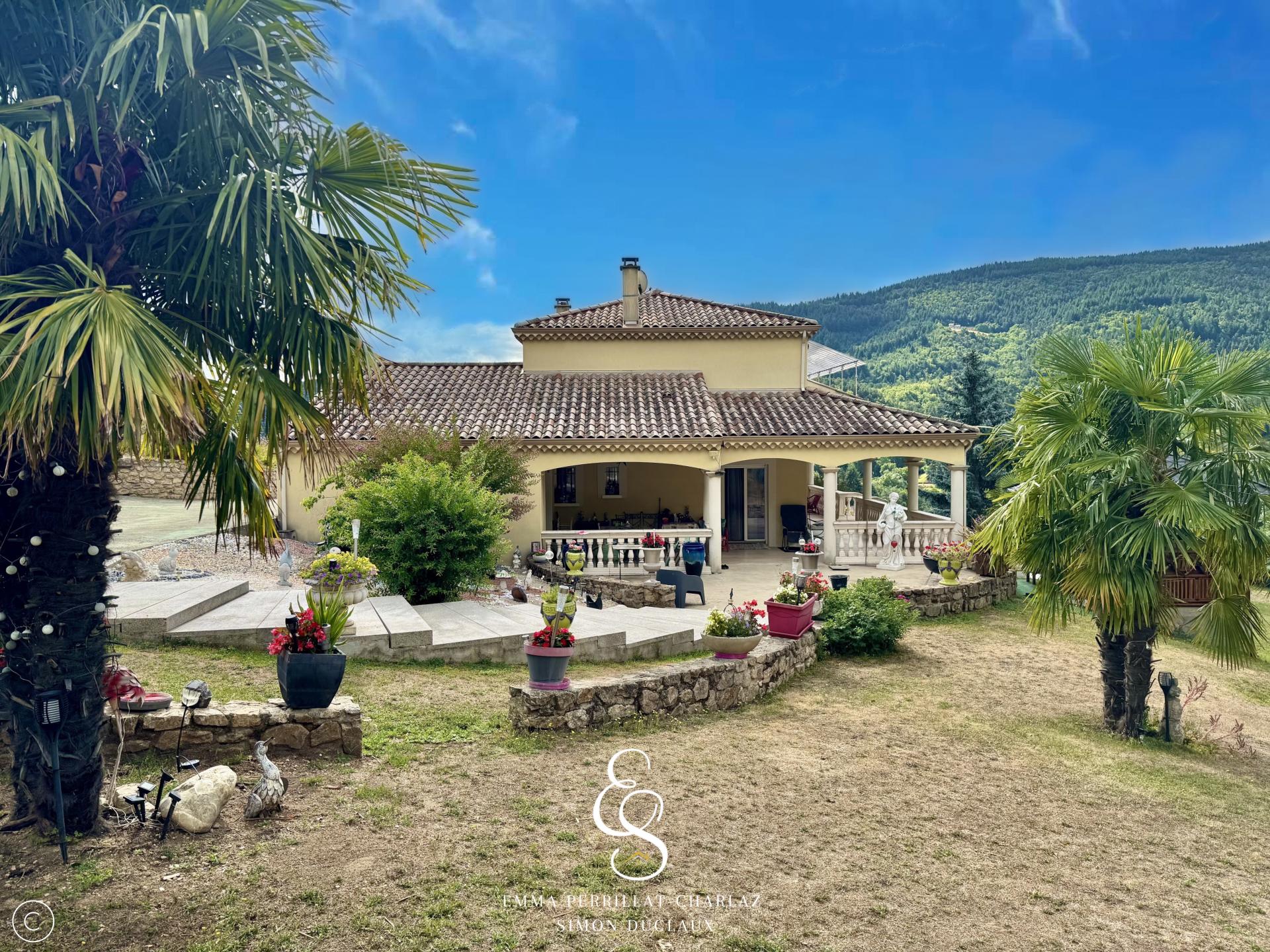 Photo 4 of the listing.