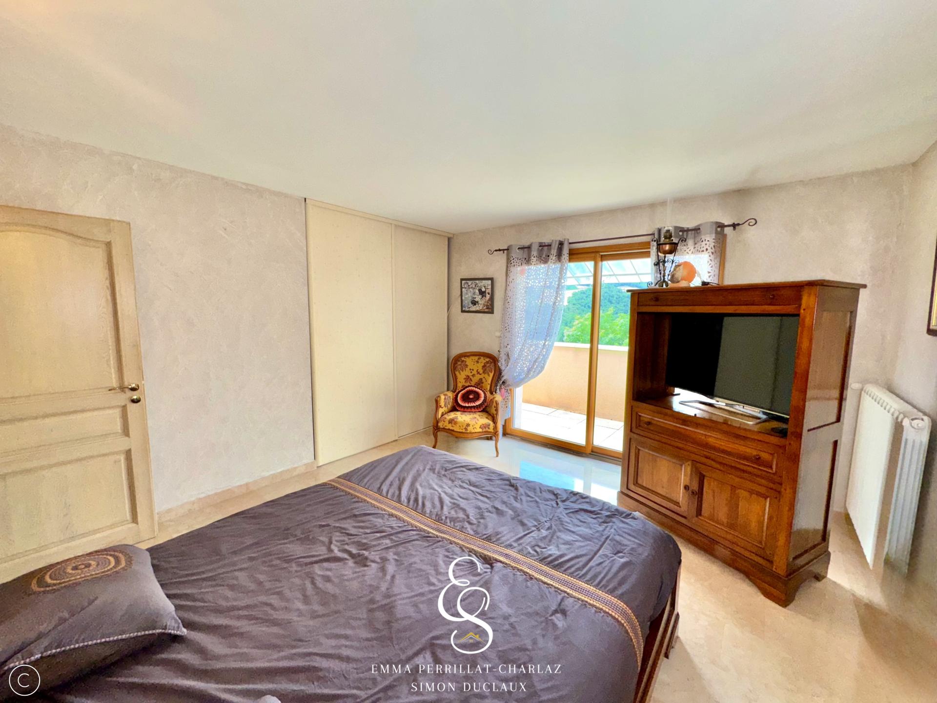 Photo 11 of the listing.