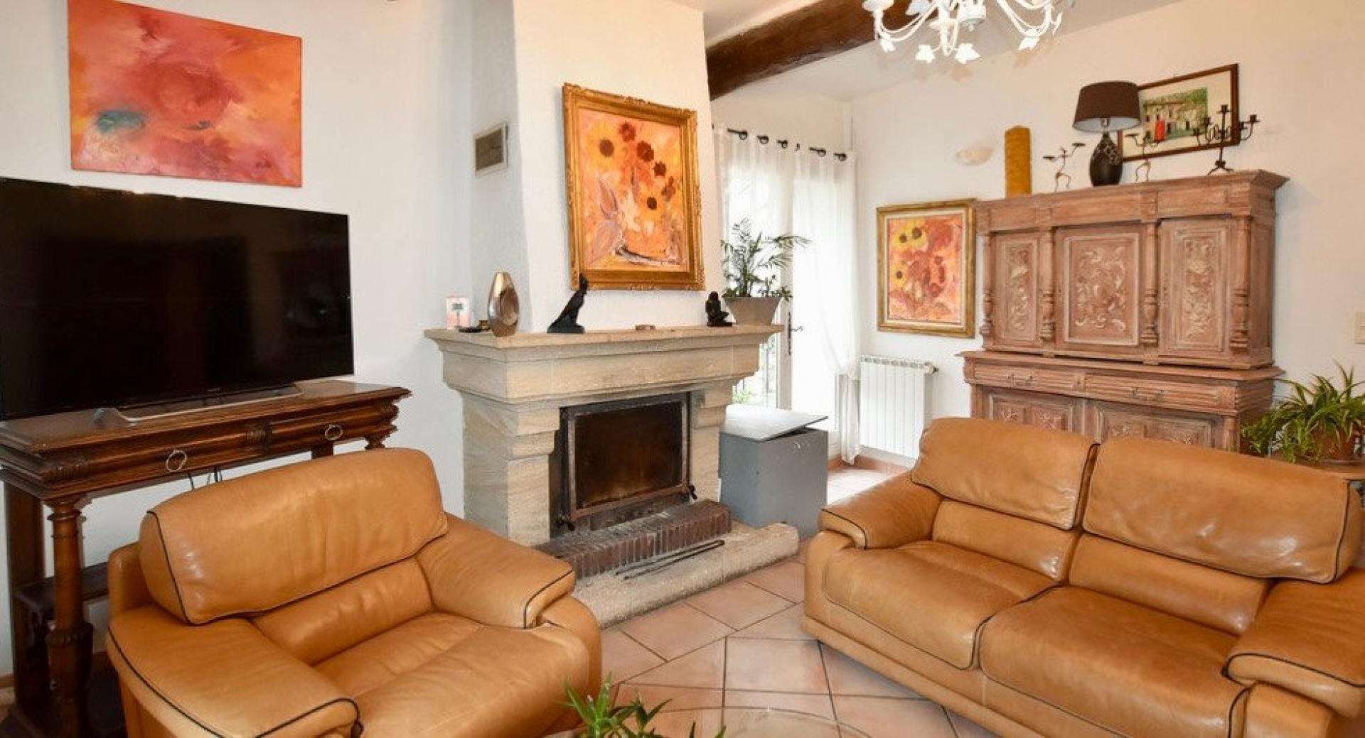 Photo 9 of the listing.