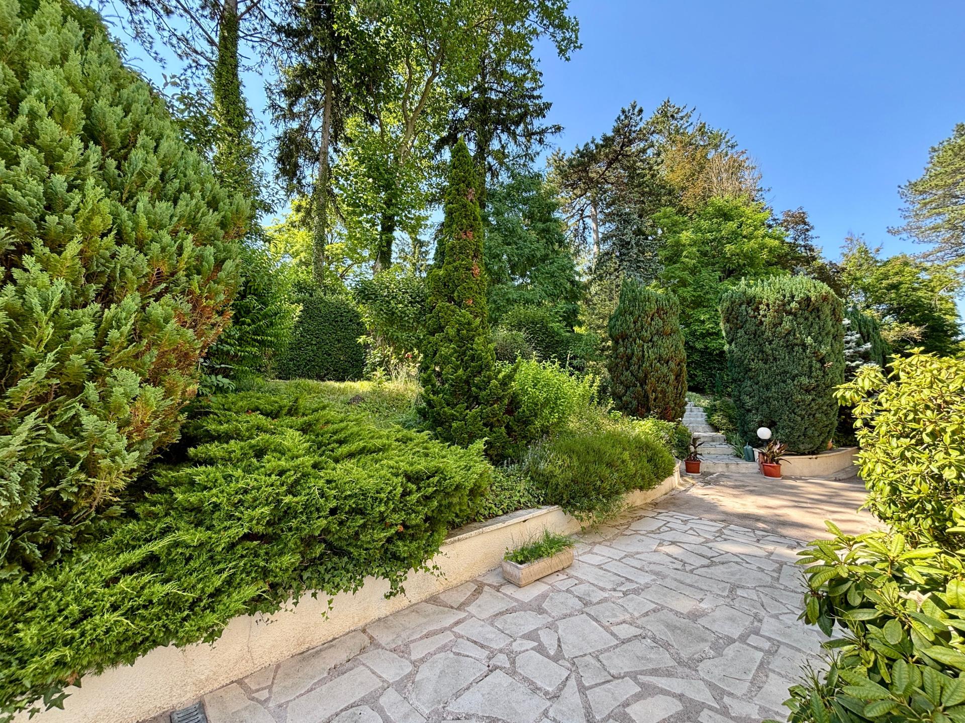 Photo 4 of the listing.