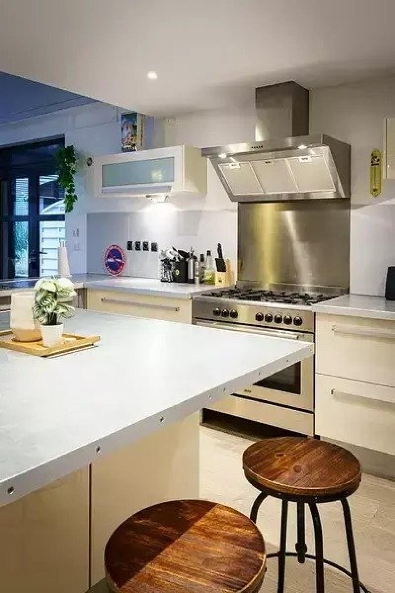 Photo 5 of the listing.