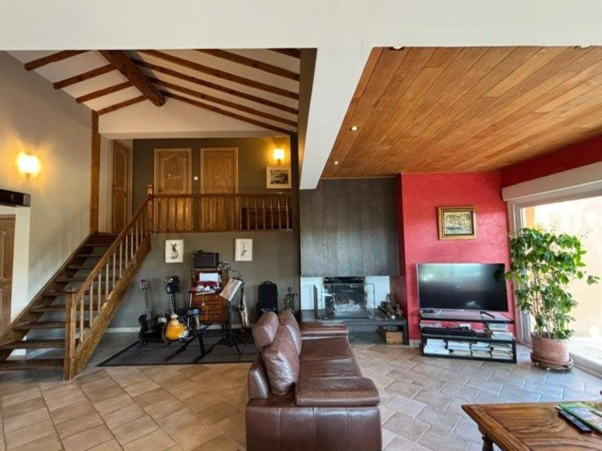 Photo 5 of the listing.