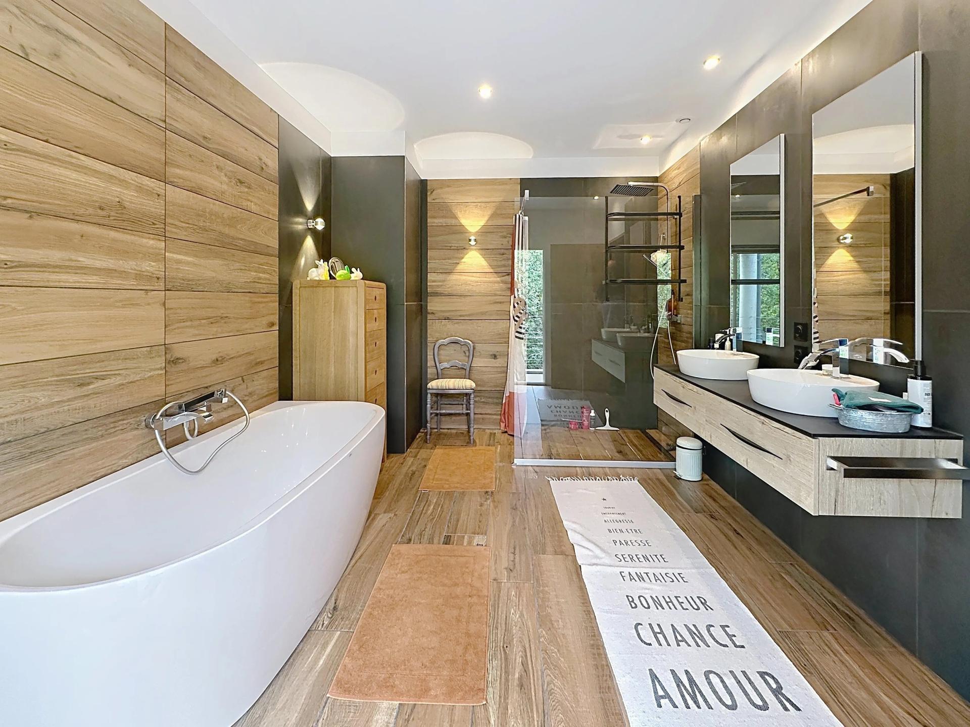 Photo 11 of the listing.