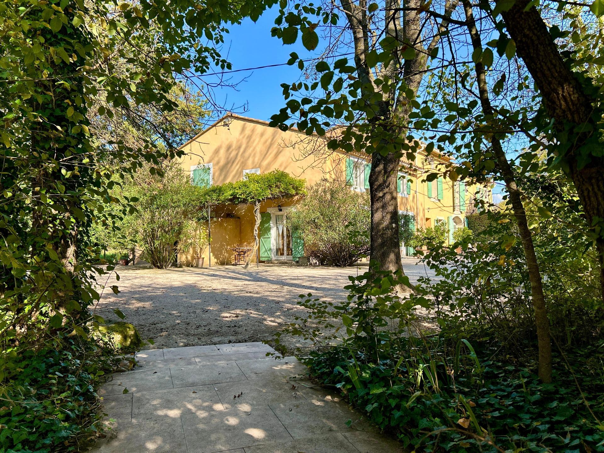 Photo 2 of the listing.