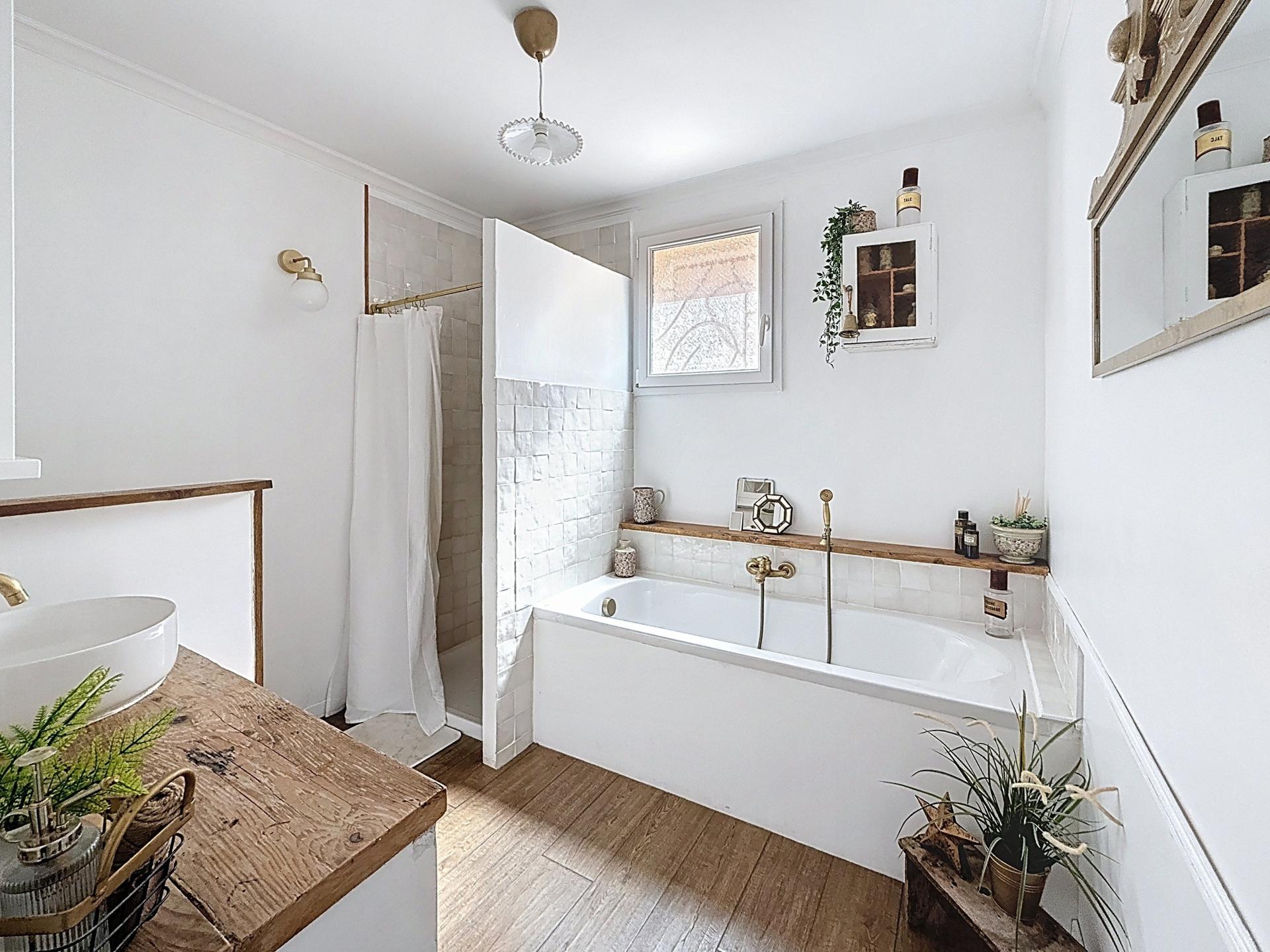 Photo 9 of the listing.