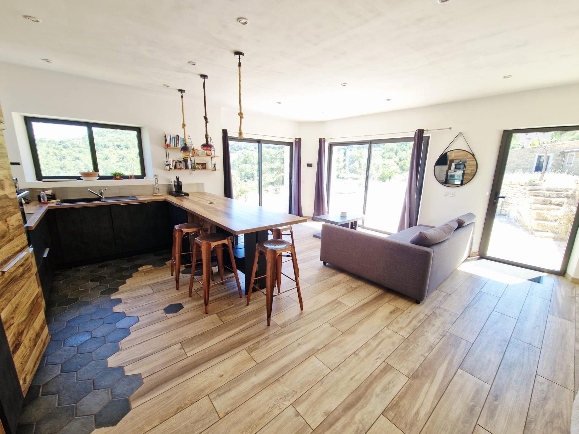 Photo 2 of the listing.