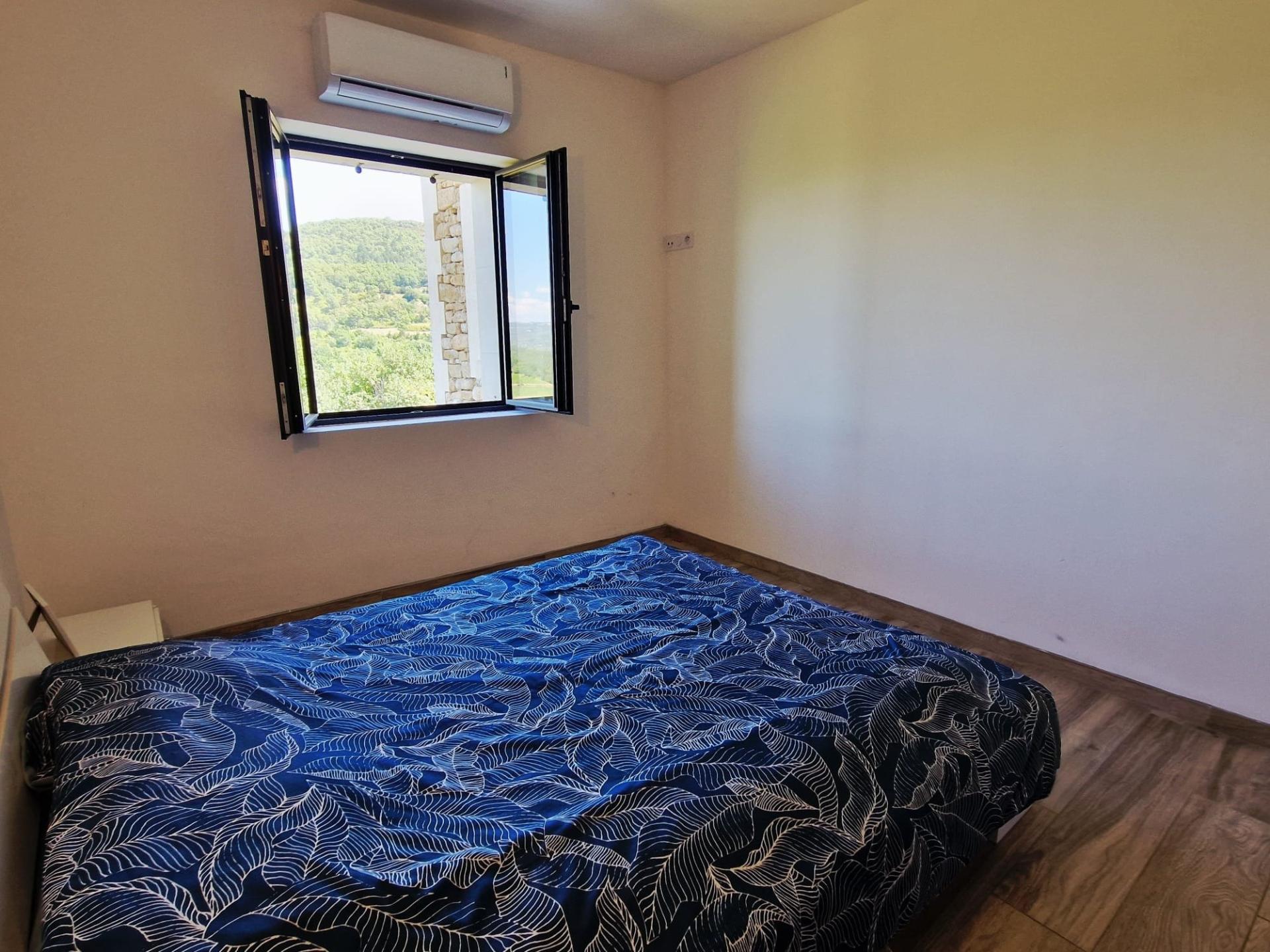 Photo 8 of the listing.