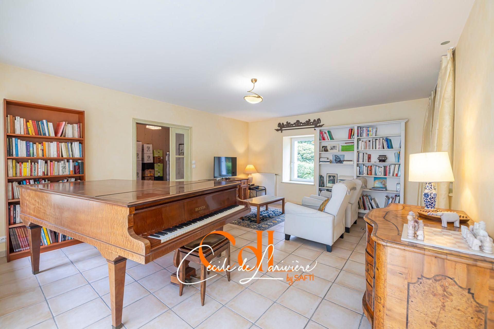 Photo 11 of the listing.