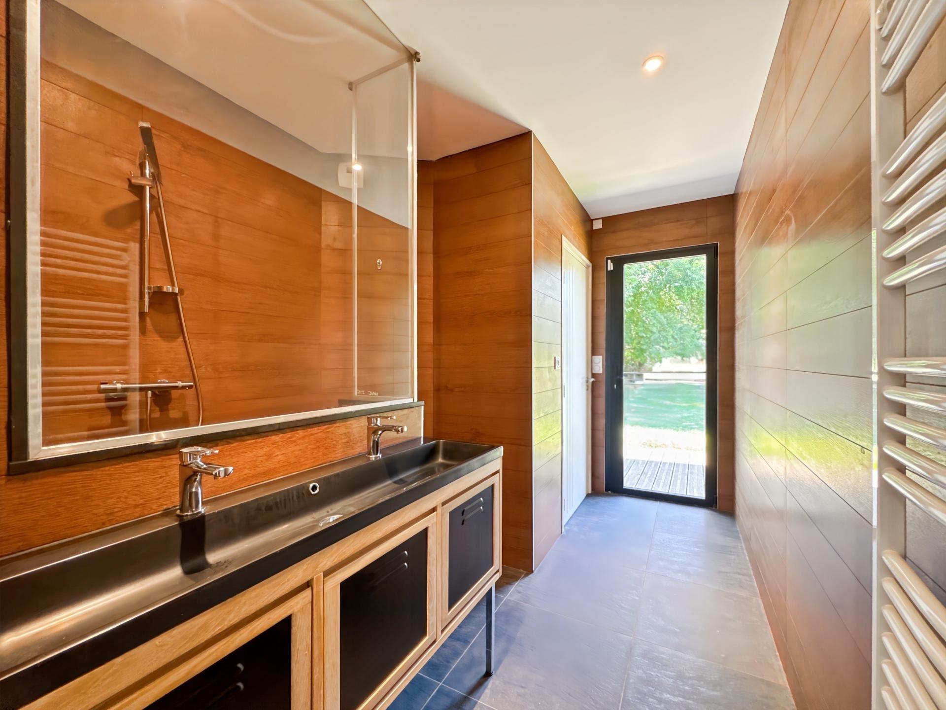 Photo 6 of the listing.