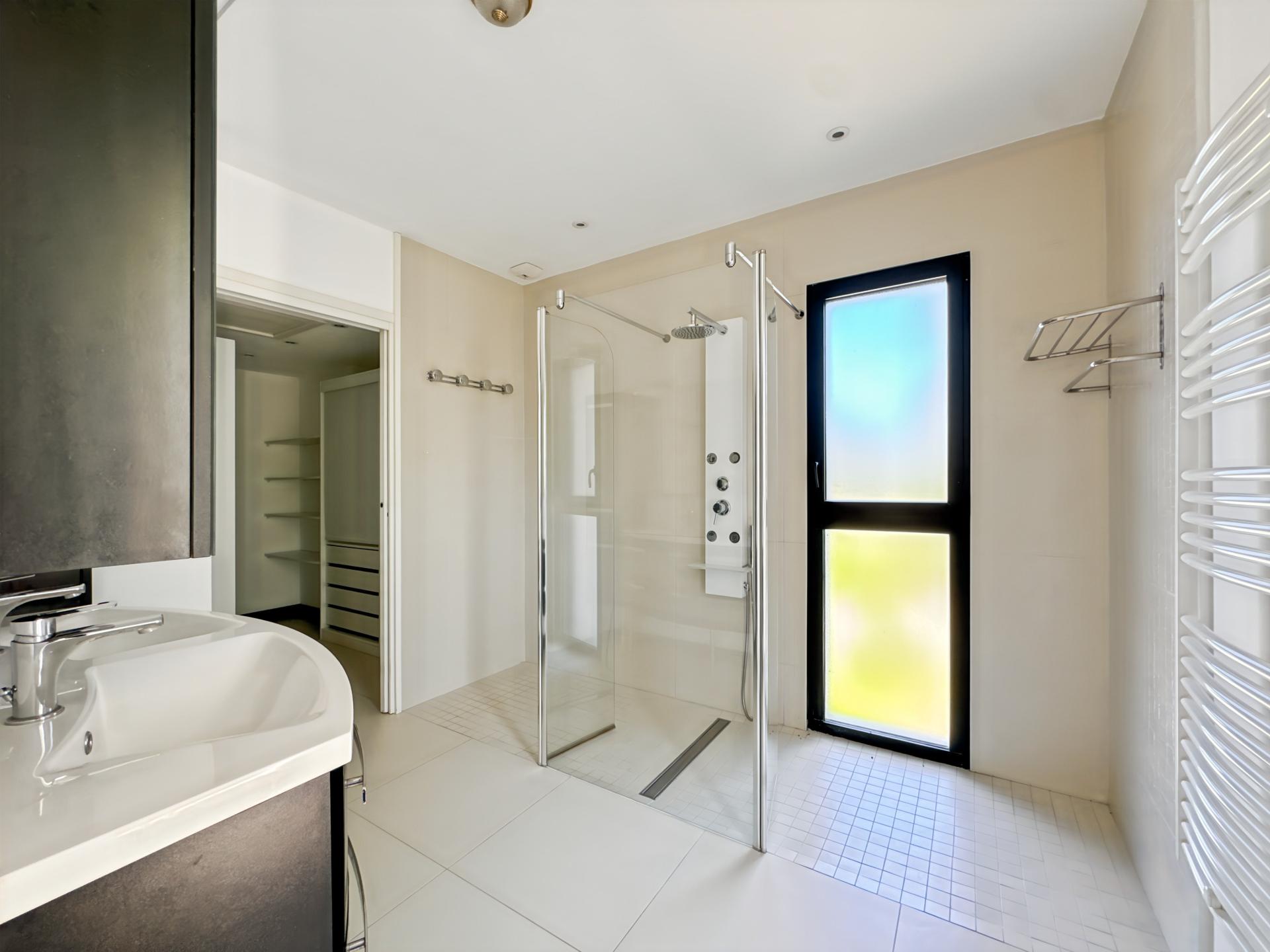 Photo 13 of the listing.