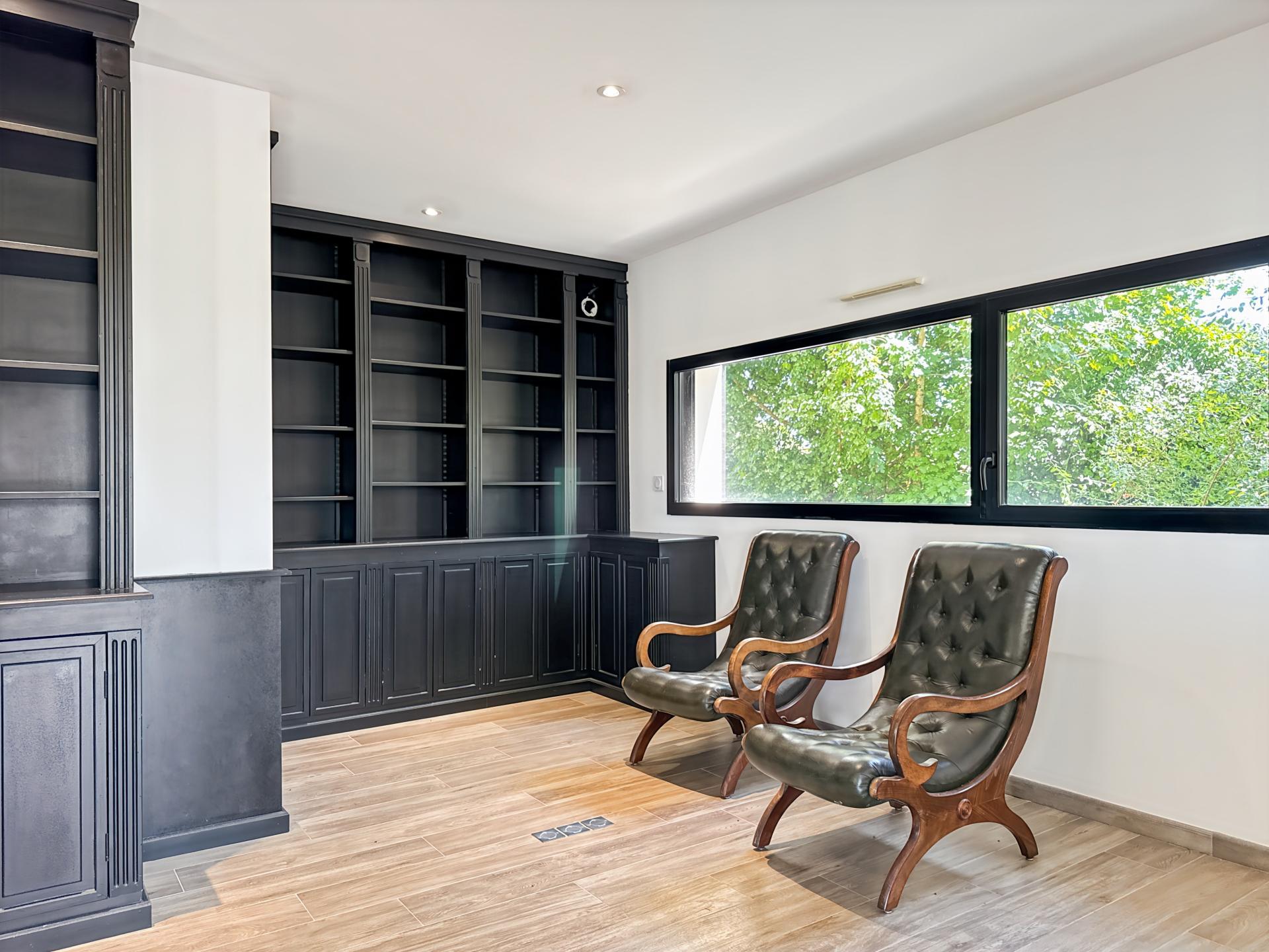 Photo 5 of the listing.