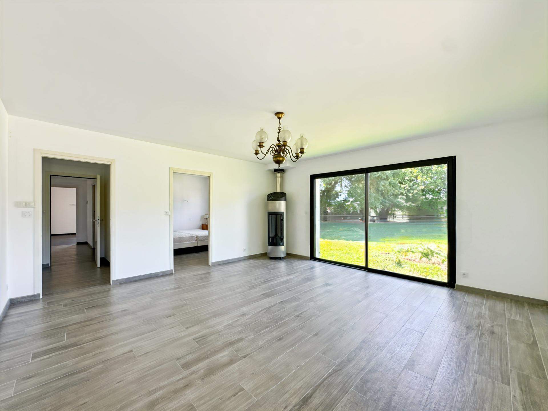 Photo 7 of the listing.