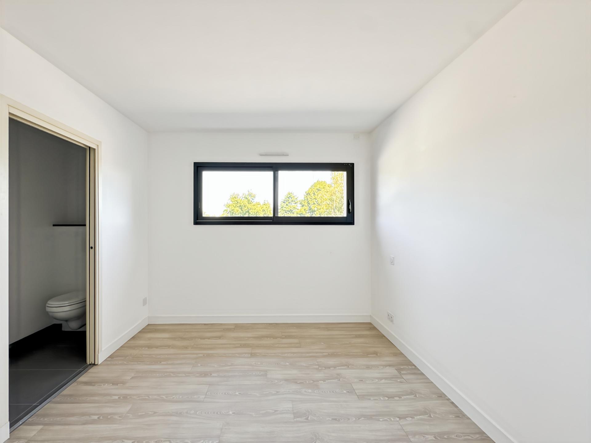 Photo 11 of the listing.