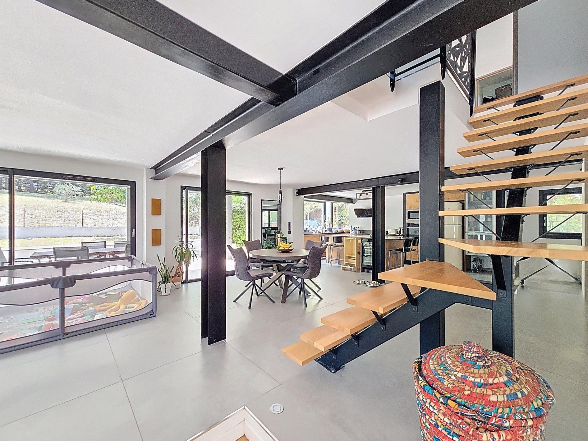 Photo 7 of the listing.