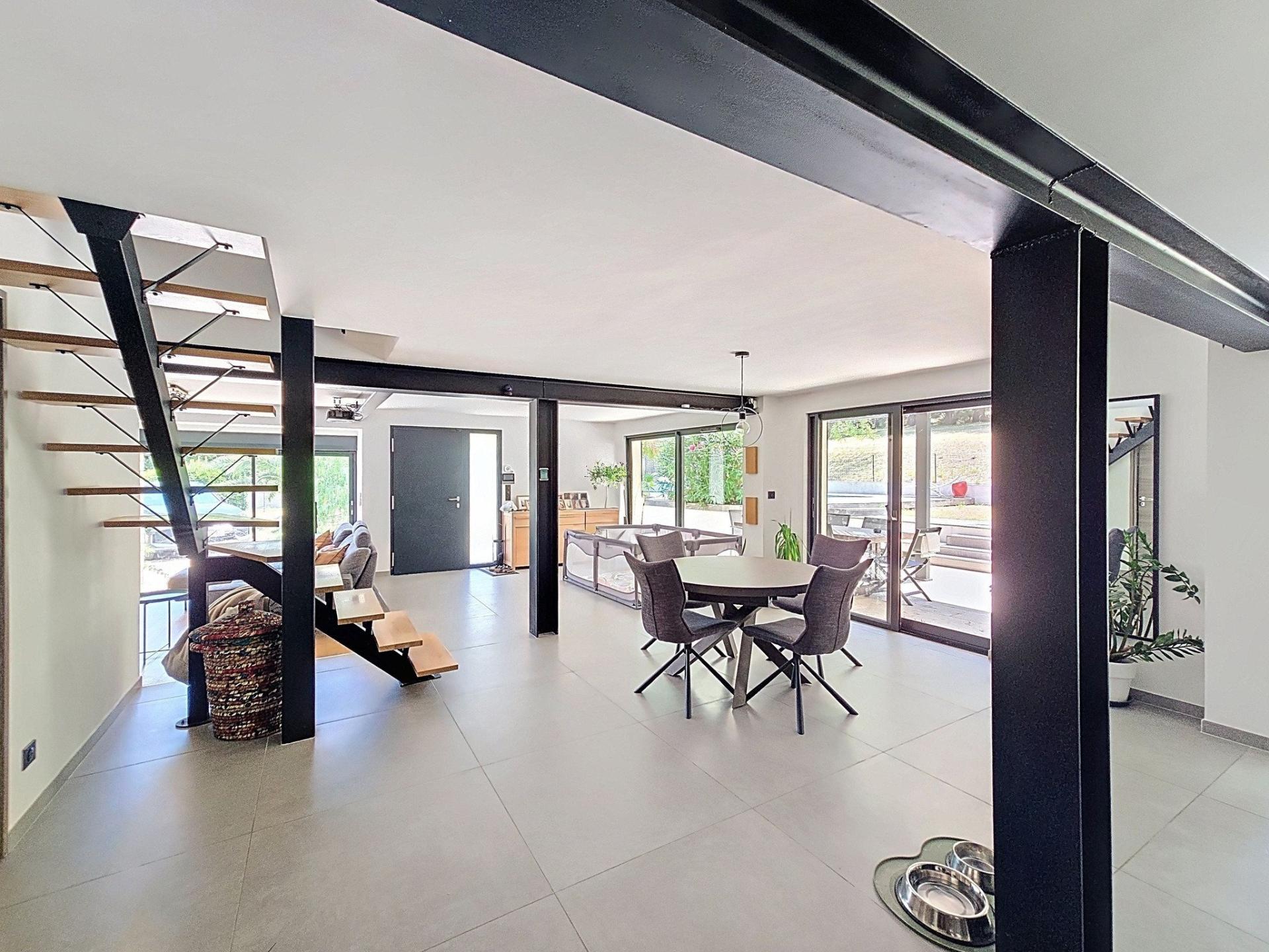 Photo 6 of the listing.