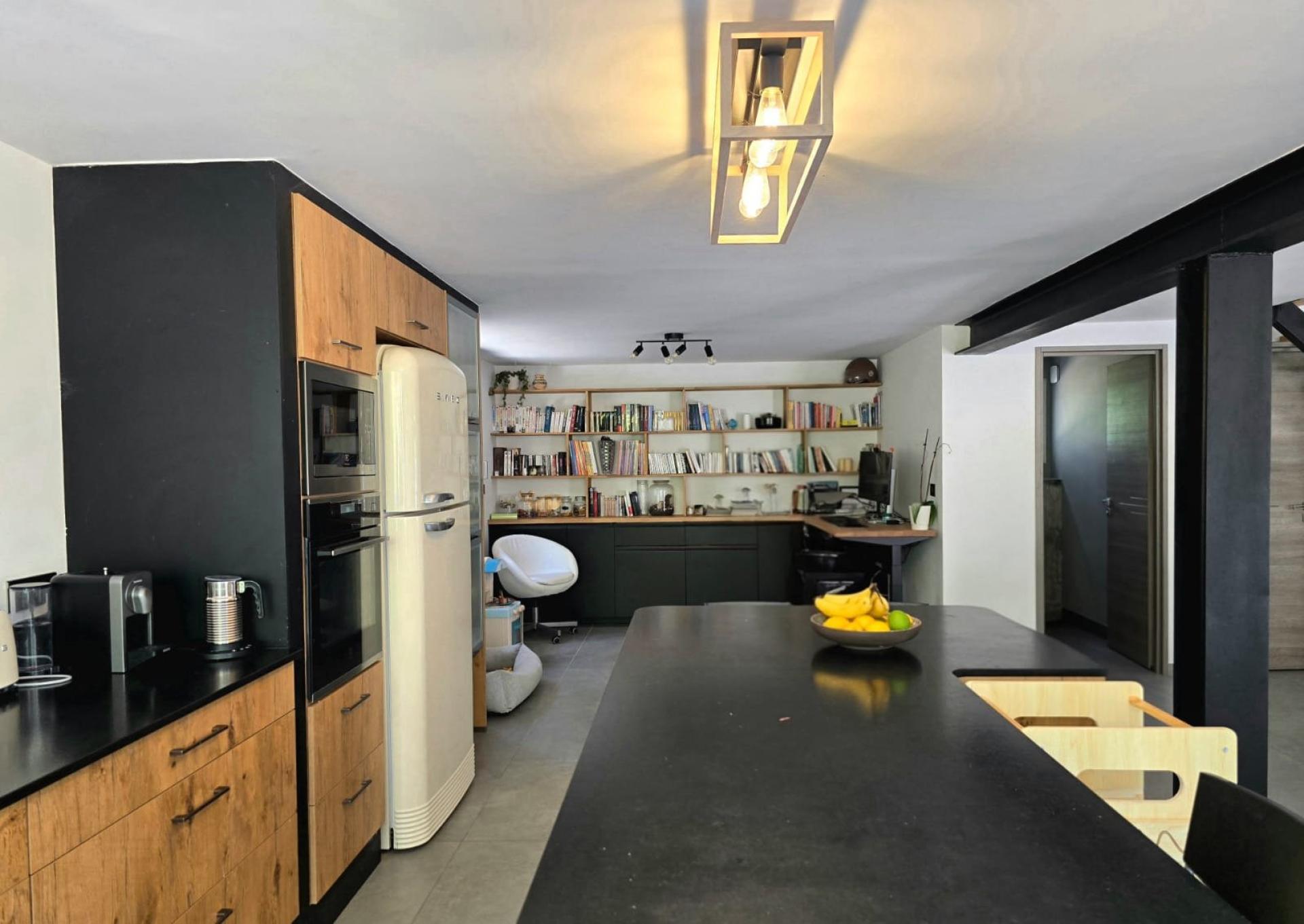 Photo 2 of the listing.