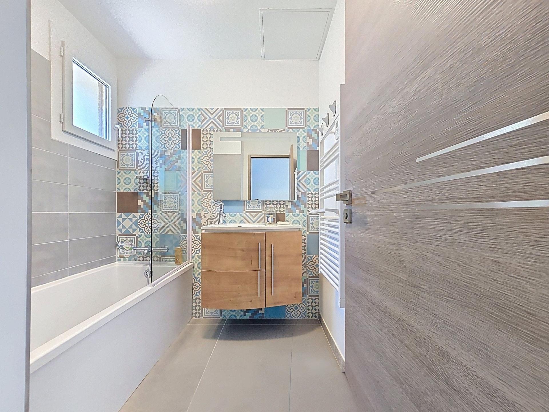 Photo 13 of the listing.