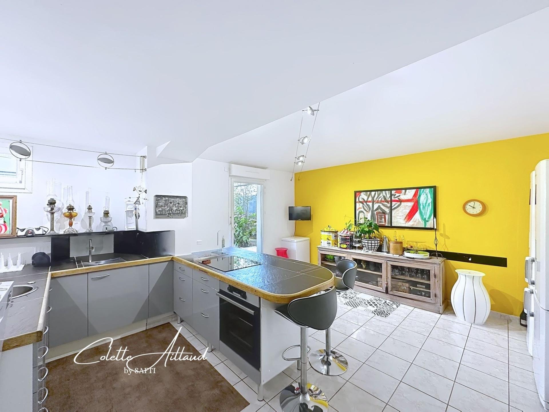 Photo 2 of the listing.