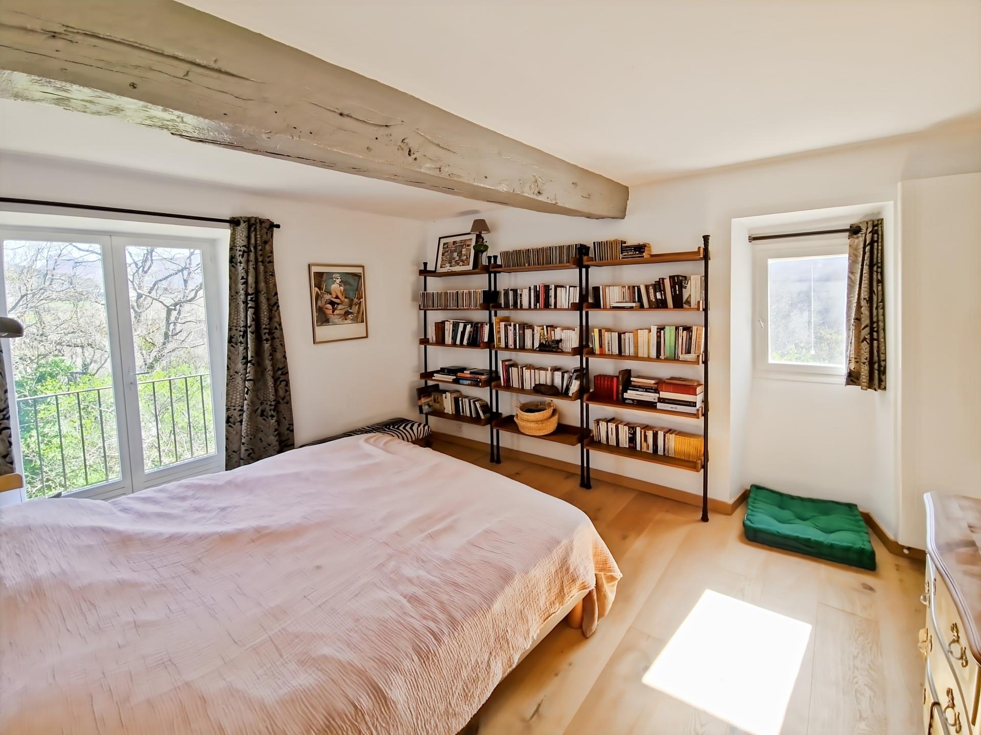 Photo 6 of the listing.