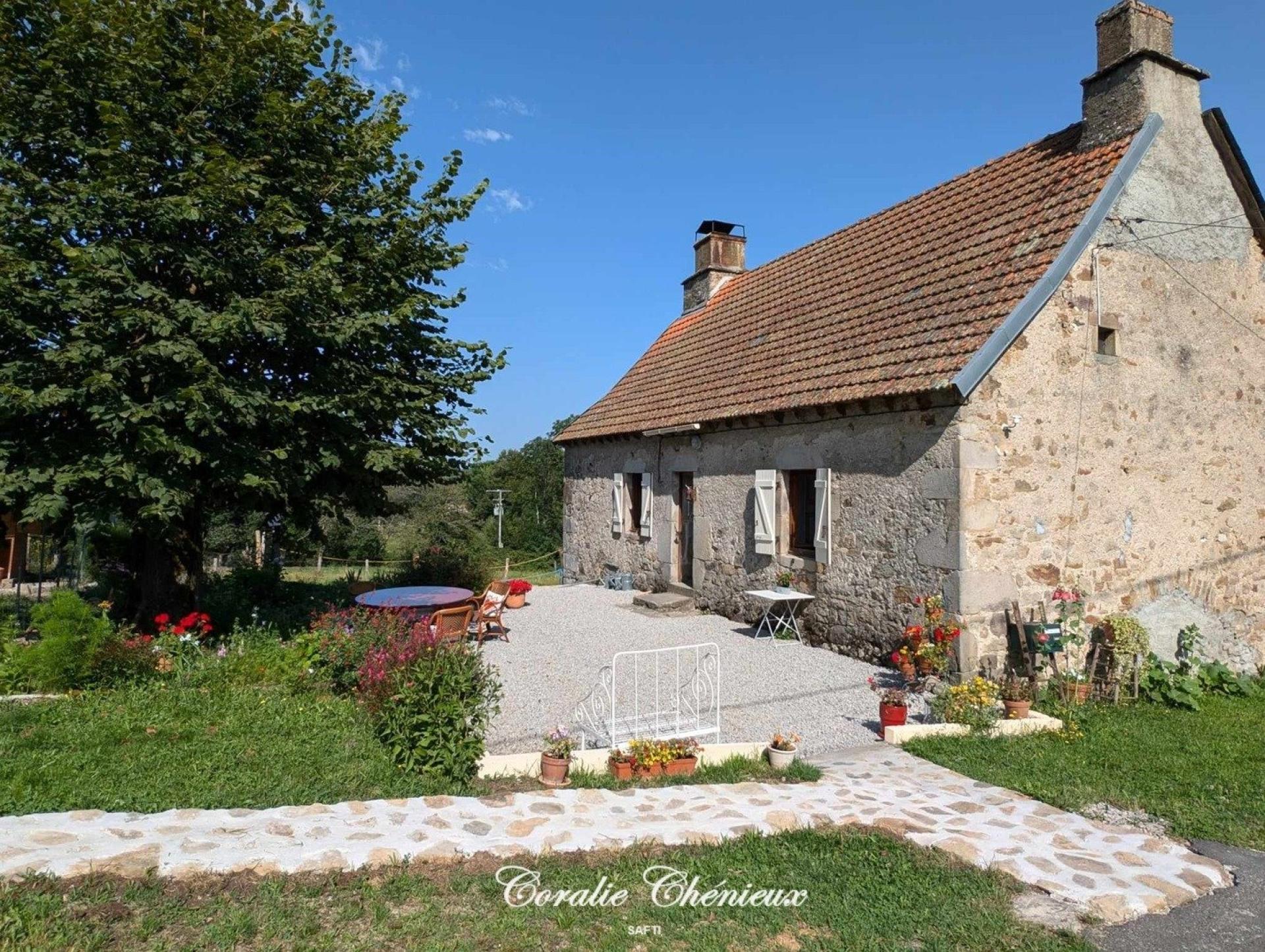 Jolie maison auvergnate avec grange et terrain