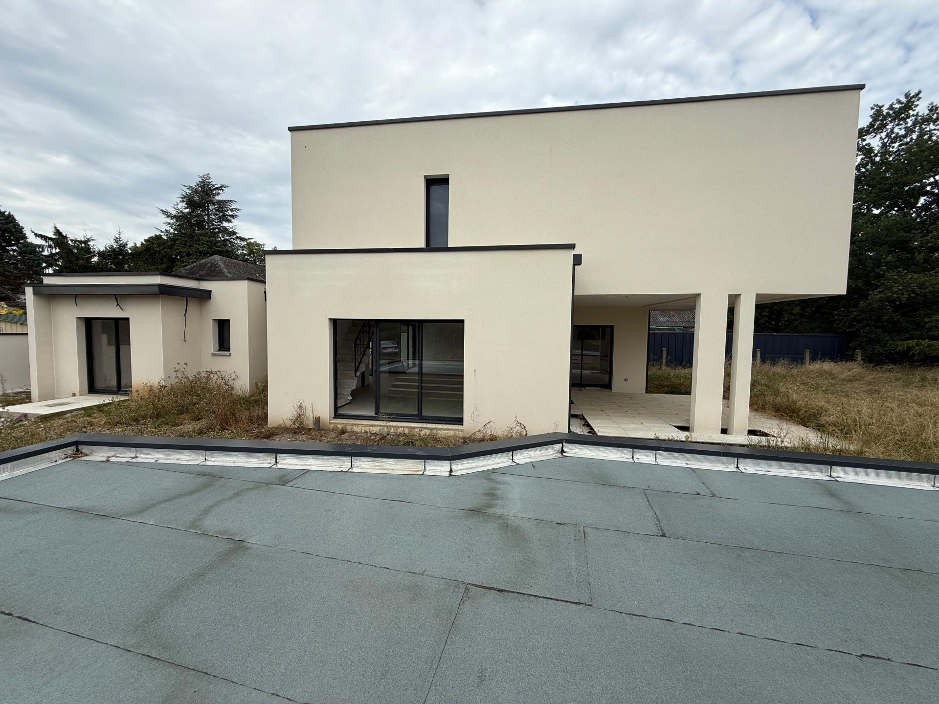 Photo 2 of the listing.