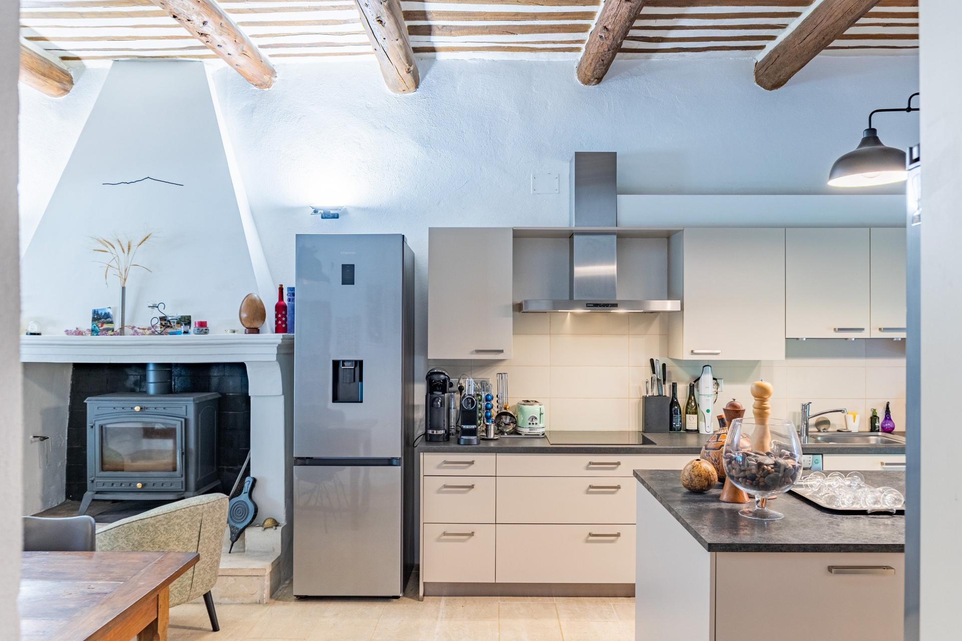 Photo 4 of the listing.