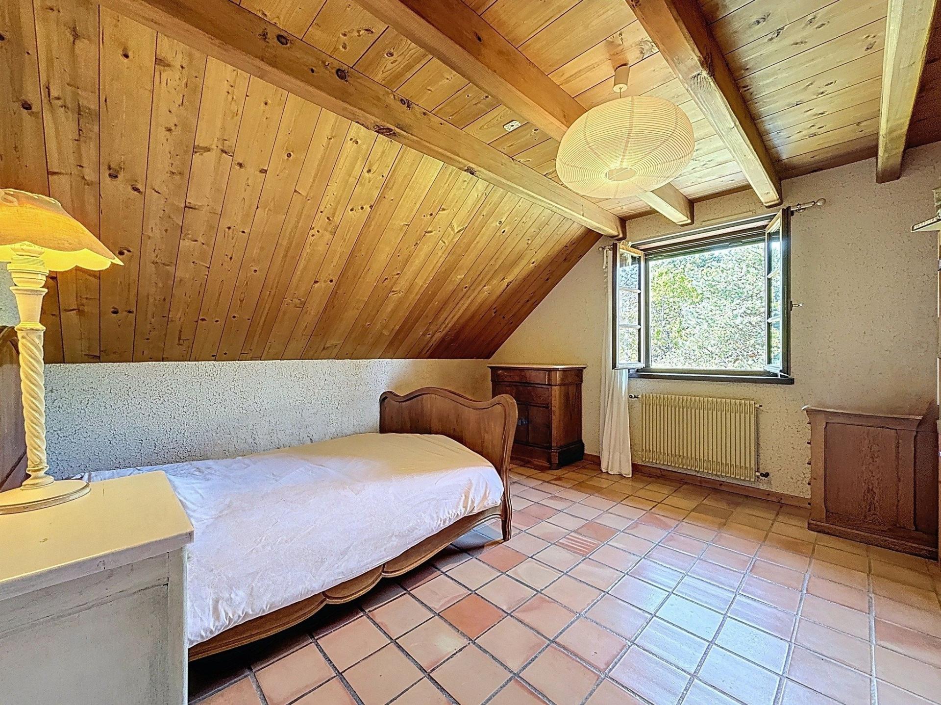 Photo 7 of the listing.