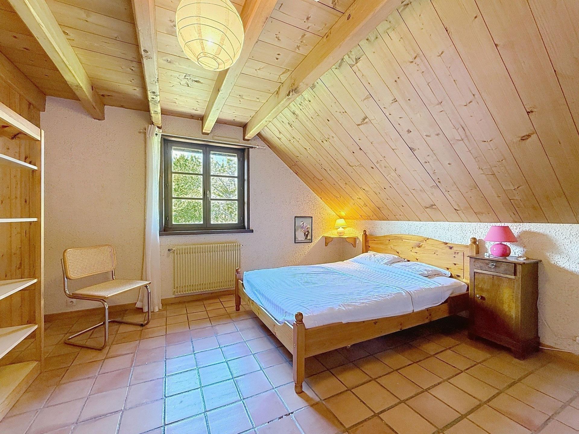 Photo 6 of the listing.