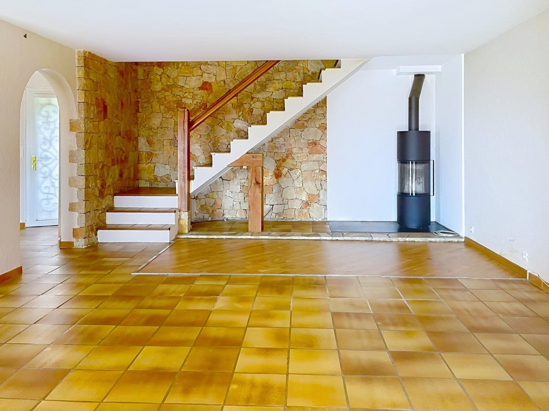 Photo 4 of the listing.