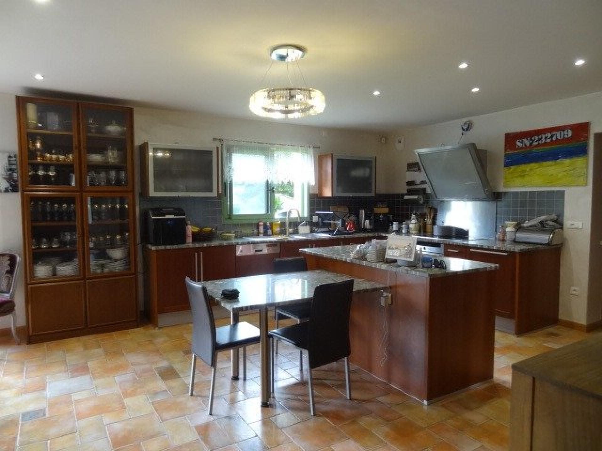 Photo 5 of the listing.