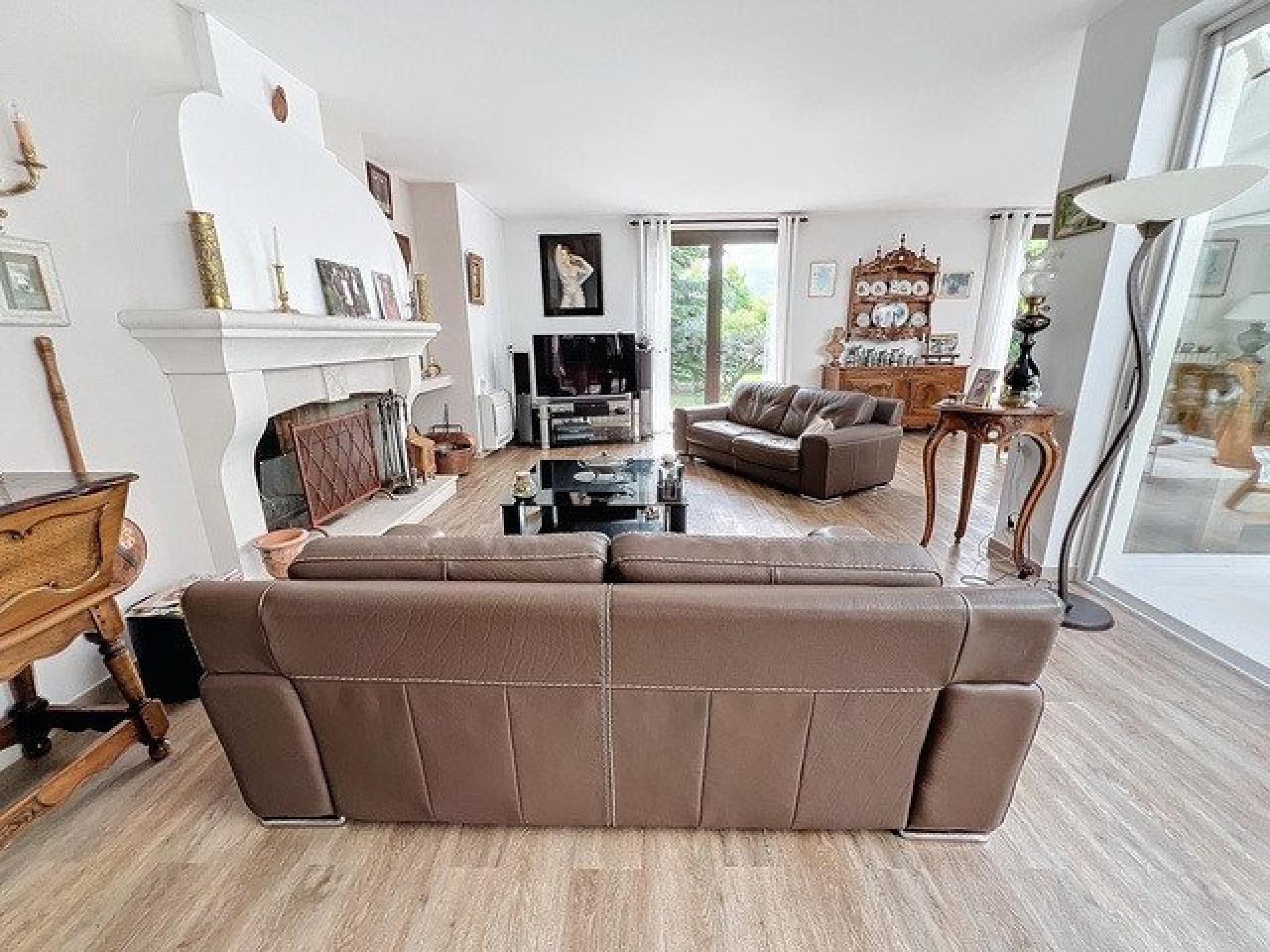 Photo 7 of the listing.