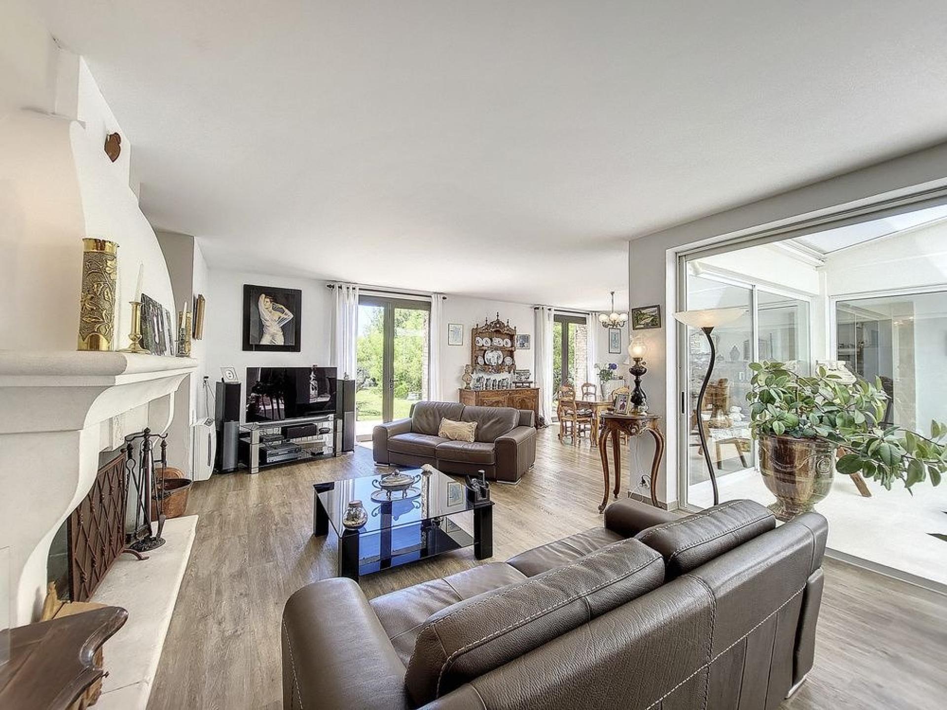 Photo 2 of the listing.