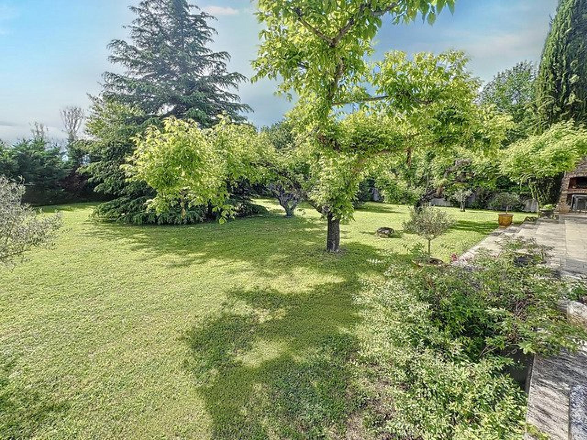 Photo 8 of the listing.