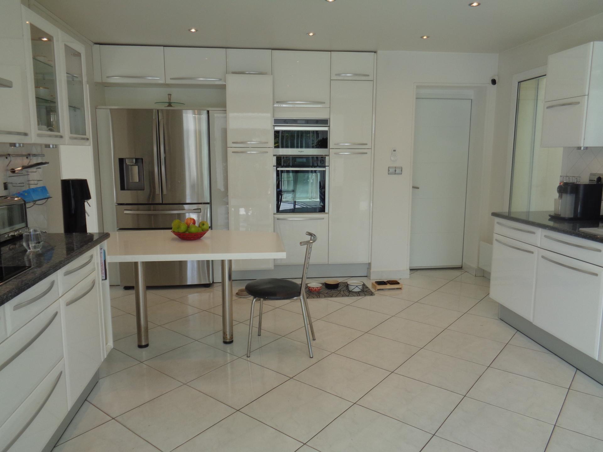 Photo 7 of the listing.